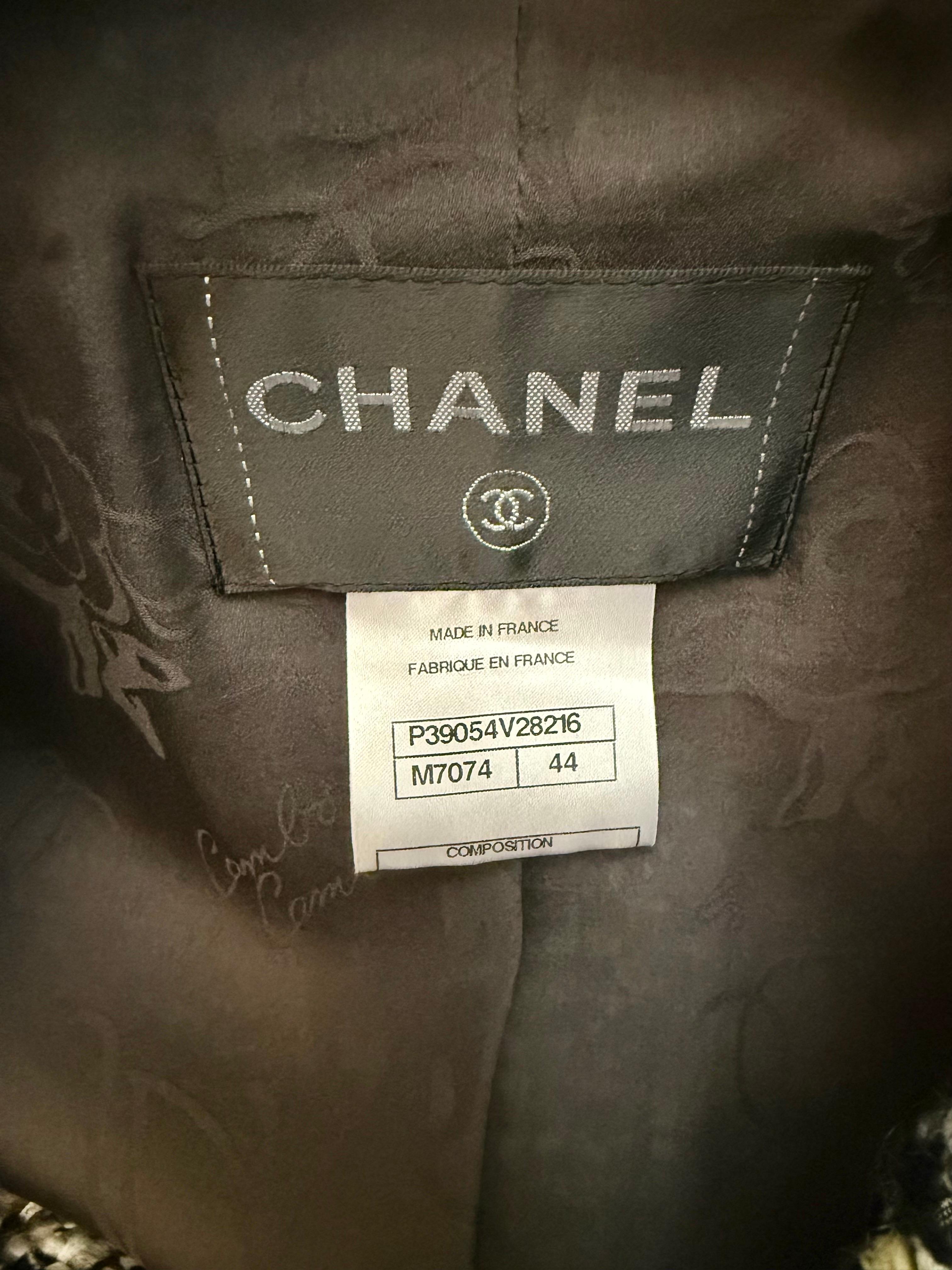 Women's or Men's Unworn Chanel multi-coloured tweed classic jacket For Sale