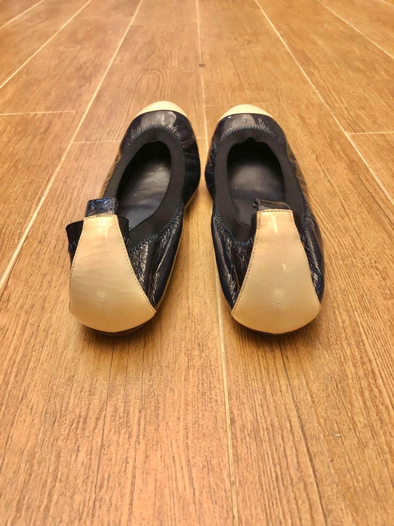 - Unworn Chanel navy and white bi-toned patent flats.

- Size 39. 

