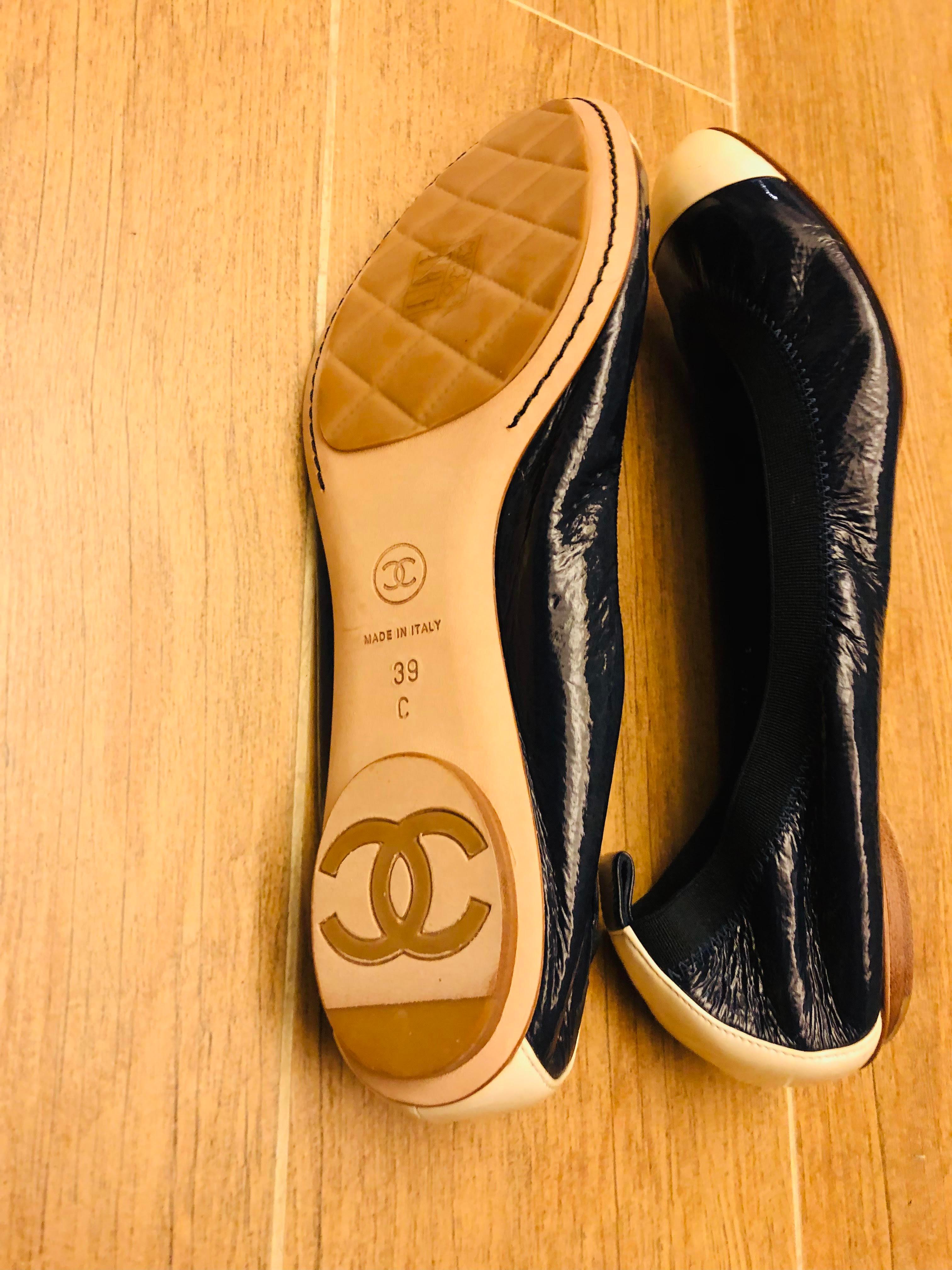Unworn Chanel Navy and White Bi-Toned Patent Flats In New Condition In Sheung Wan, HK