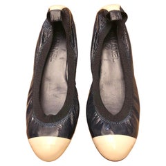 Ballerine Chanel bianche e blu, non indossate, con brevetto bicolore