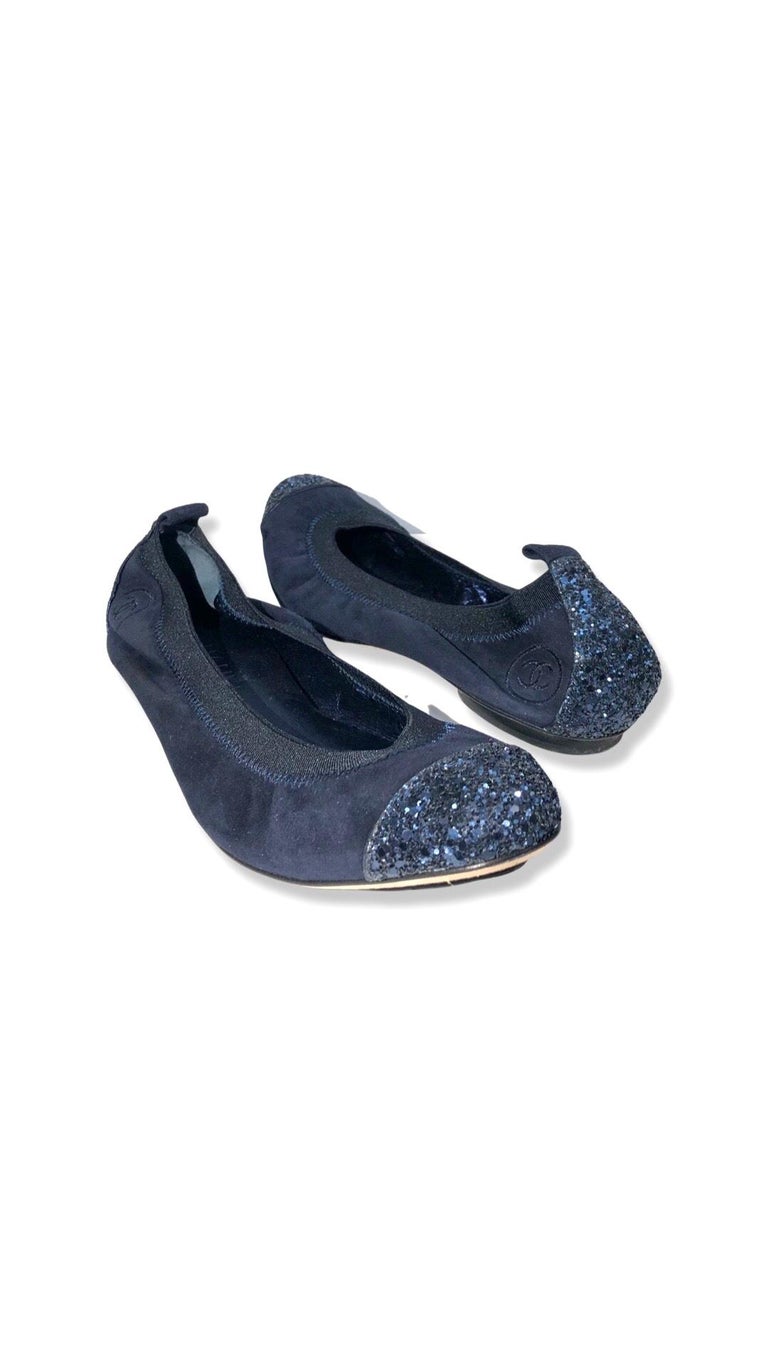 - Chanel blue suede metallic sequins stretch ballerina flats. It has never been used before. 

- Size 39. 

- Blue CC logos on the sides.

- Blue metallic leather inside. 

- Leather padded insoles, 