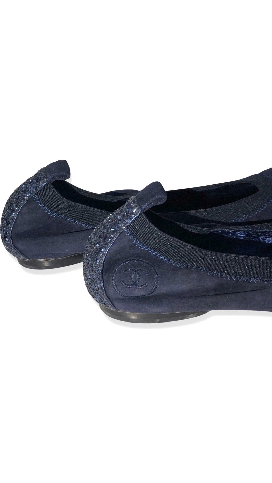 Unworn Chanel Navy Blue Suede Metallic Sequins Stretch  Ballerina Flats  In New Condition For Sale In Sheung Wan, HK