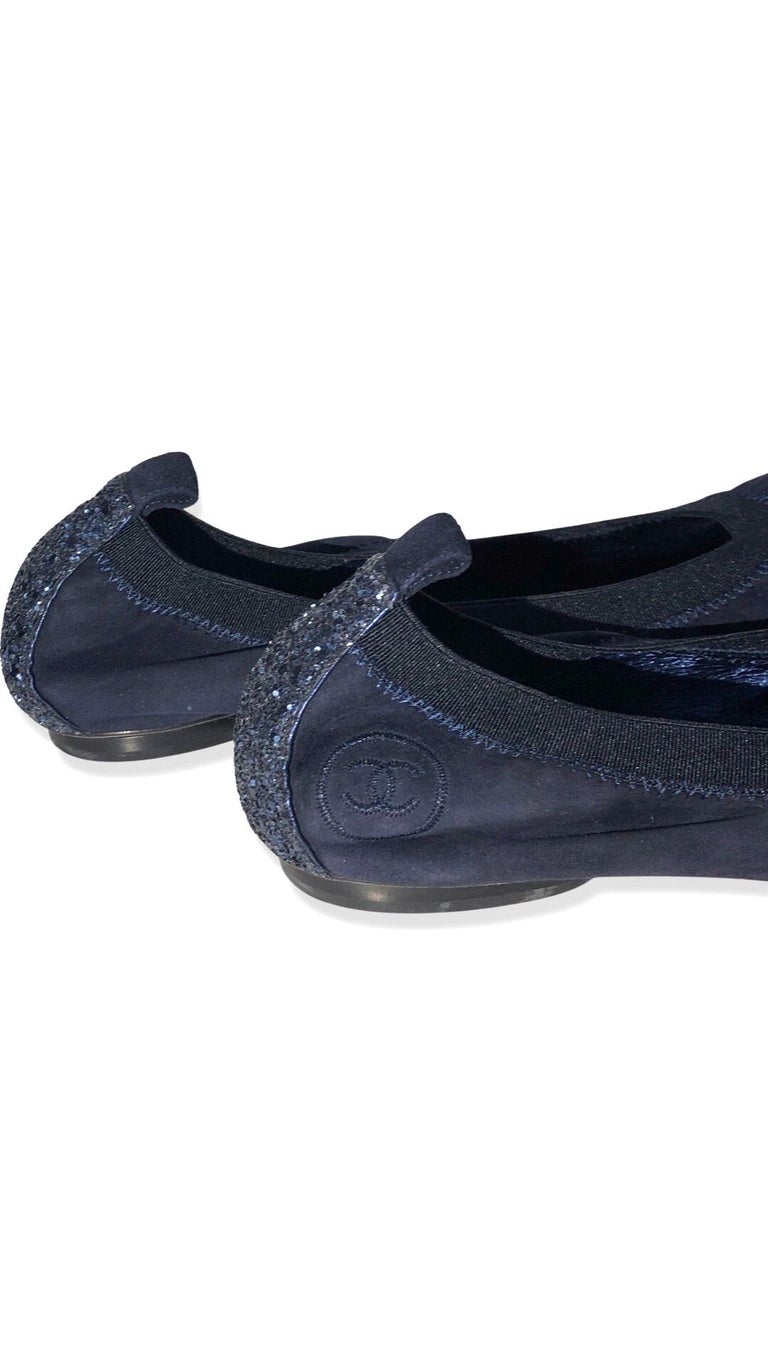 Unworn Chanel Navy Blue Suede Metallic Sequins Stretch  Ballerina Flats  In New Condition For Sale In Sheung Wan, HK