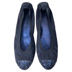 Inédit Chanel bleu marine en daim métallisé avec paillettes Stretch  Ballerines 