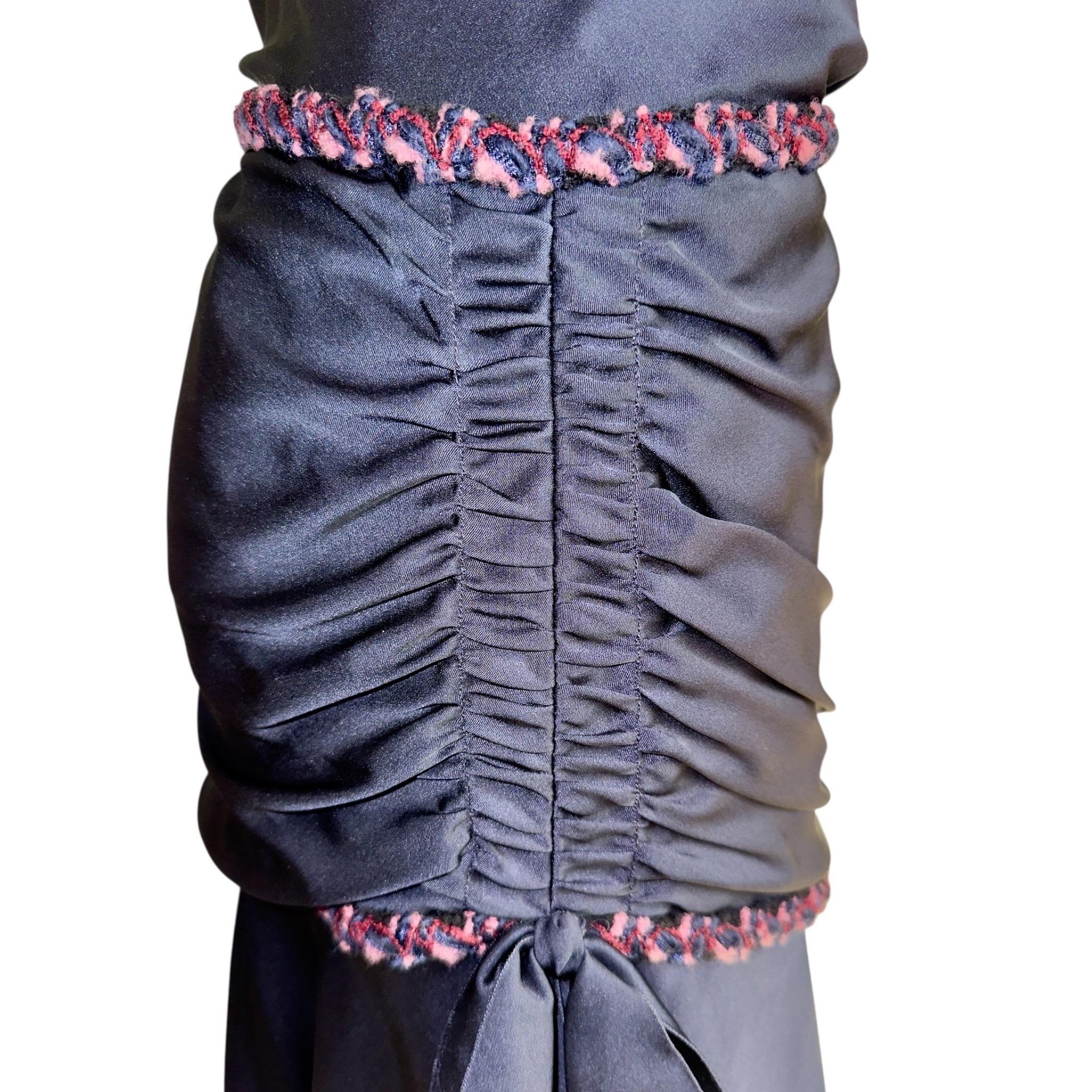 Abito Chanel Navy drappeggiato in seta con passamaneria in tweed fantasia, non indossato, 38 in vendita 5