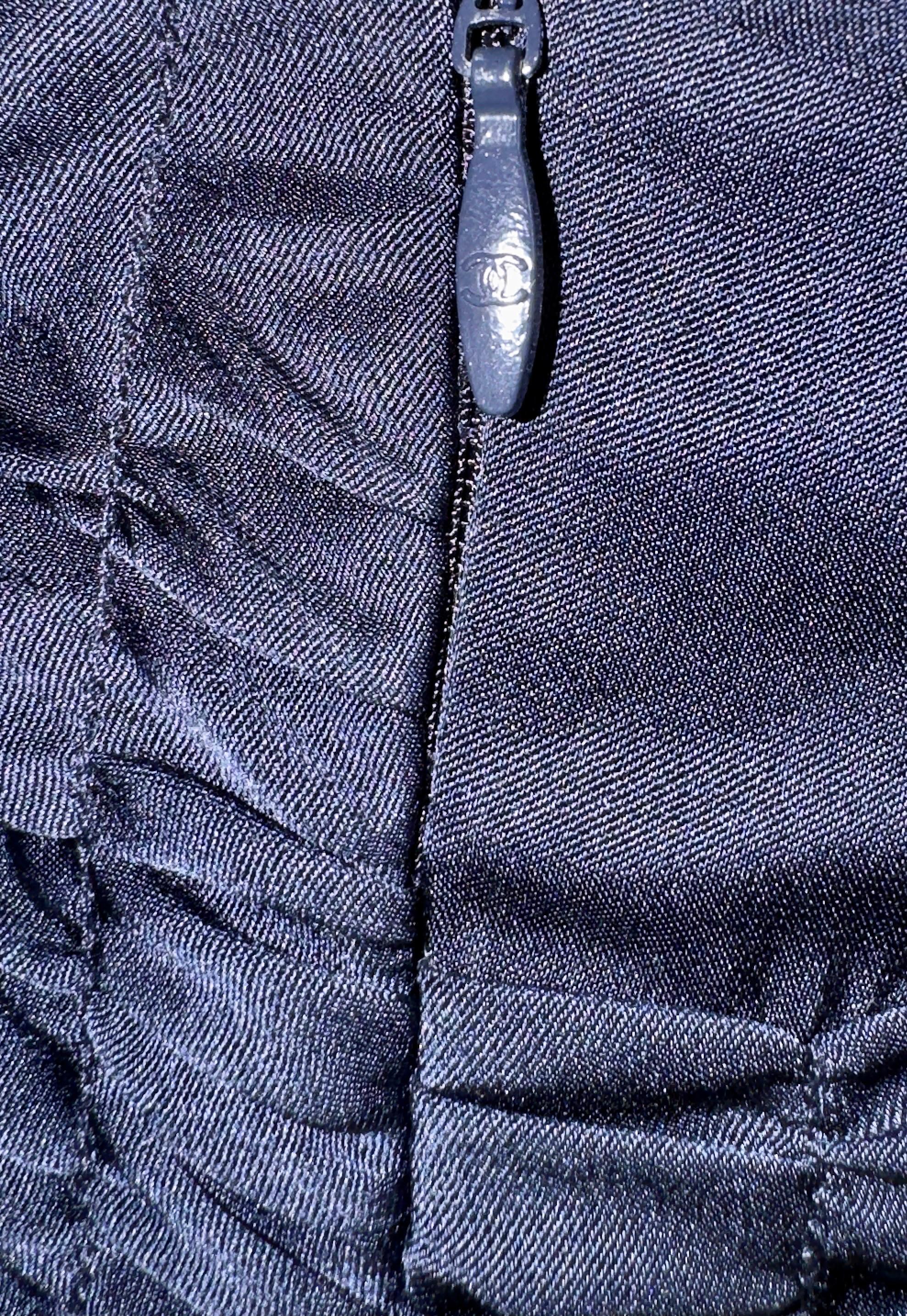Abito Chanel Navy drappeggiato in seta con passamaneria in tweed fantasia, non indossato, 38 in vendita 6