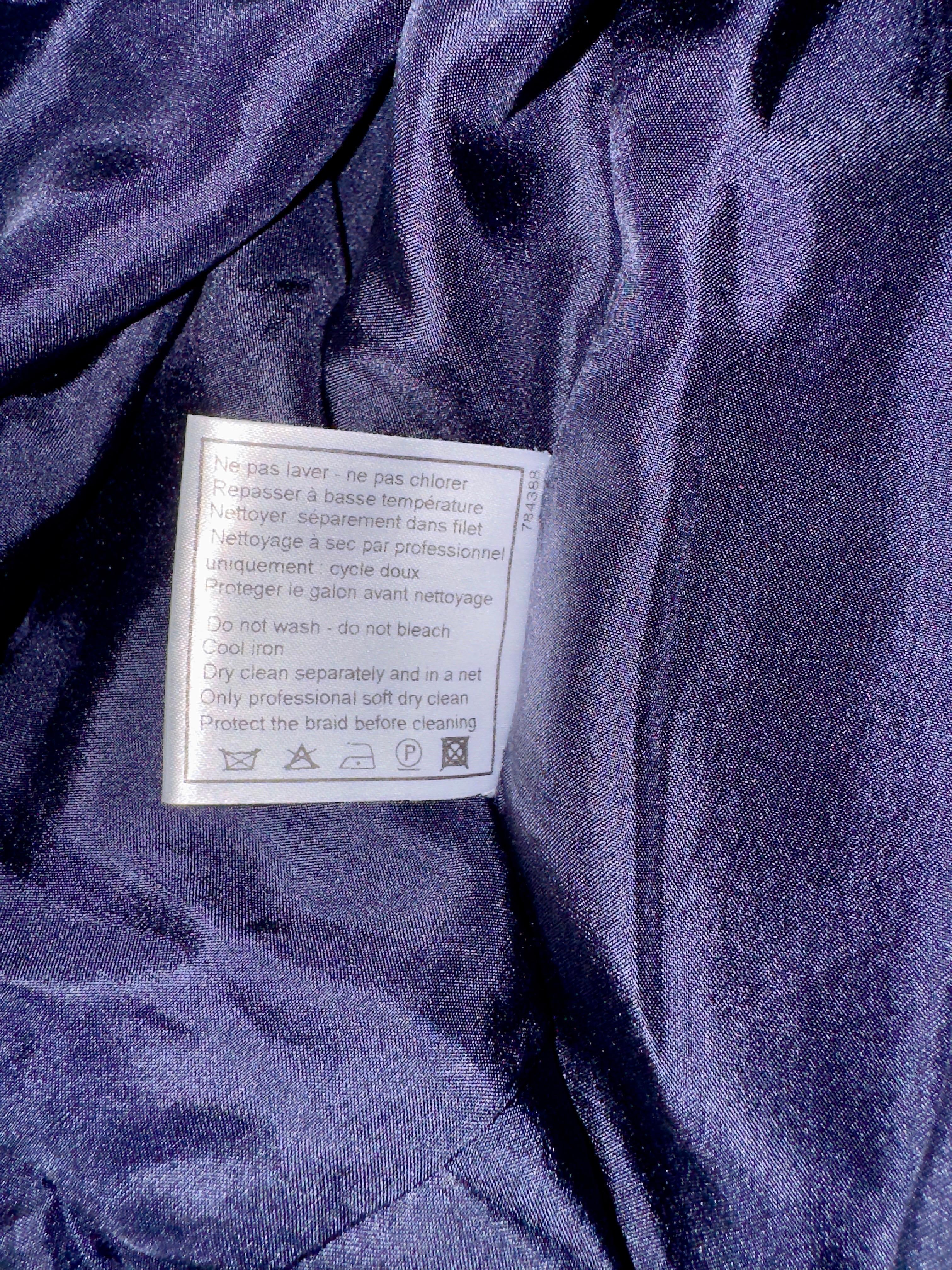 Abito Chanel Navy drappeggiato in seta con passamaneria in tweed fantasia, non indossato, 38 in vendita 7