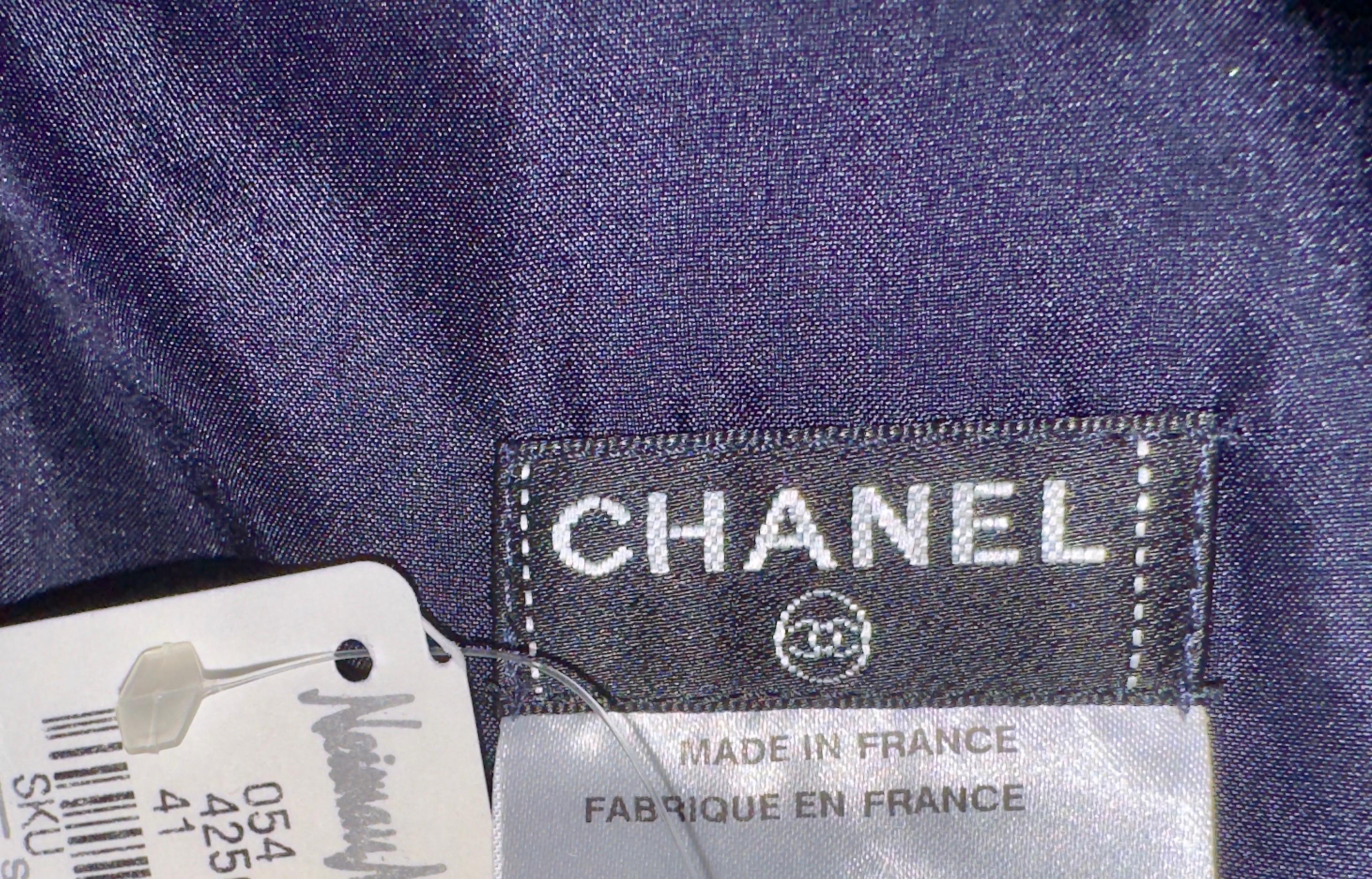 Abito Chanel Navy drappeggiato in seta con passamaneria in tweed fantasia, non indossato, 38 in vendita 8