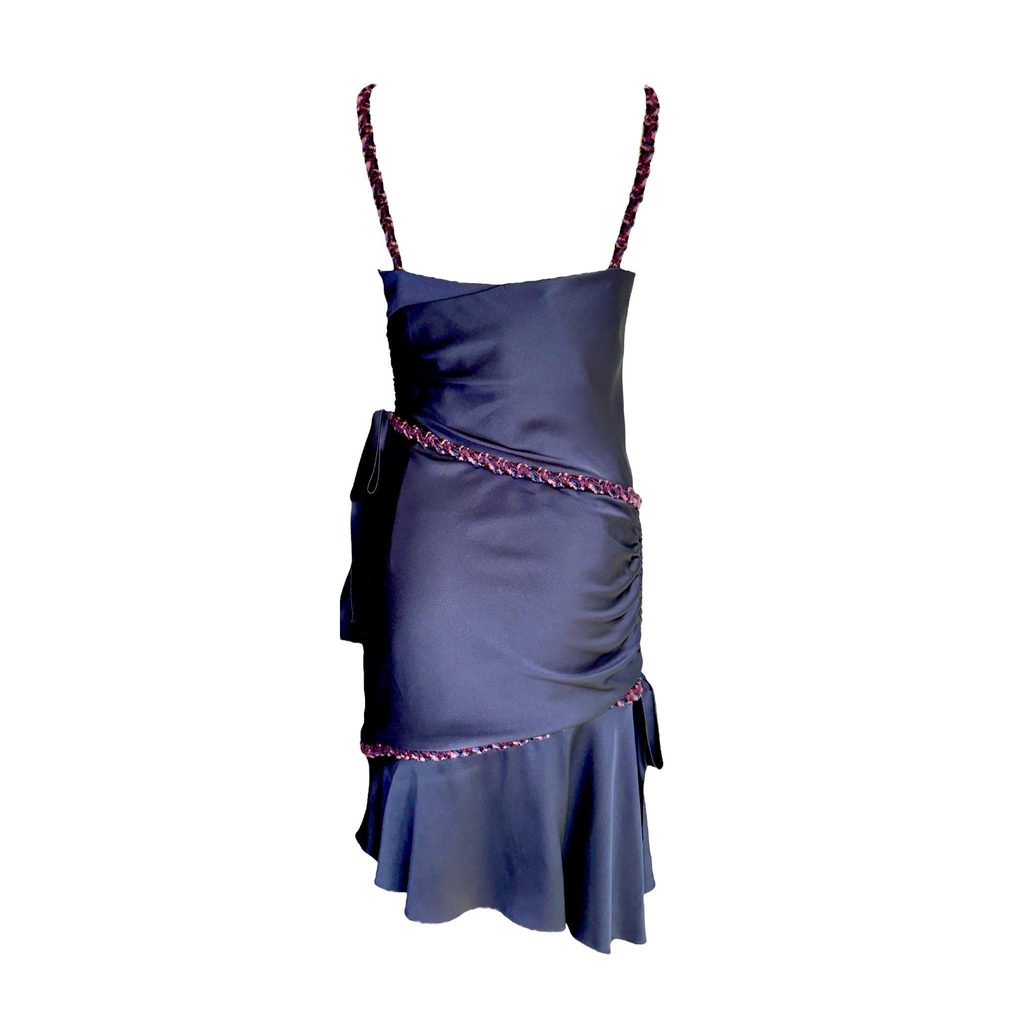 Abito Chanel Navy drappeggiato in seta con passamaneria in tweed fantasia, non indossato, 38 In condizioni ottime in vendita a Switzerland, CH