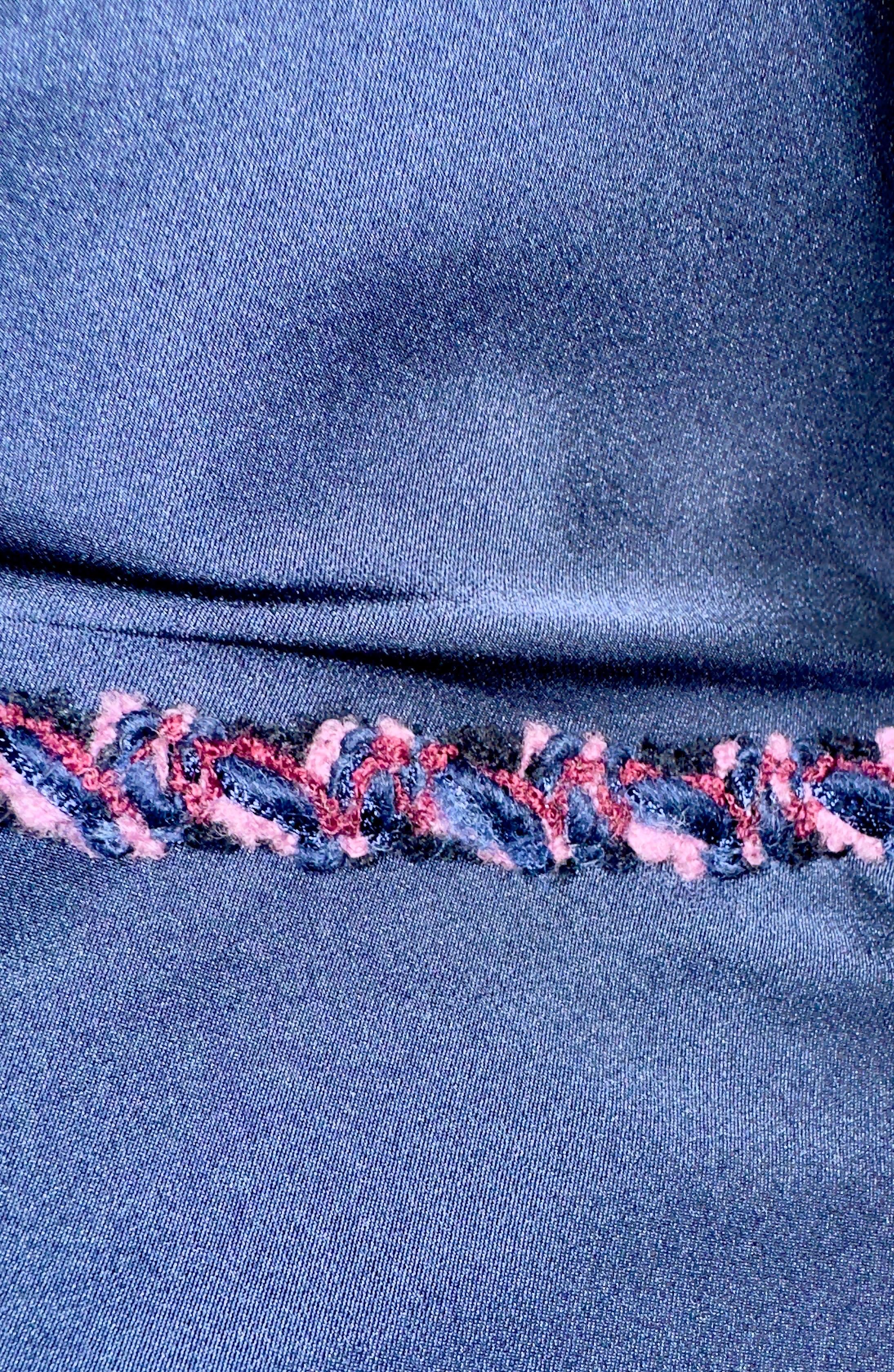 Abito Chanel Navy drappeggiato in seta con passamaneria in tweed fantasia, non indossato, 38 in vendita 1