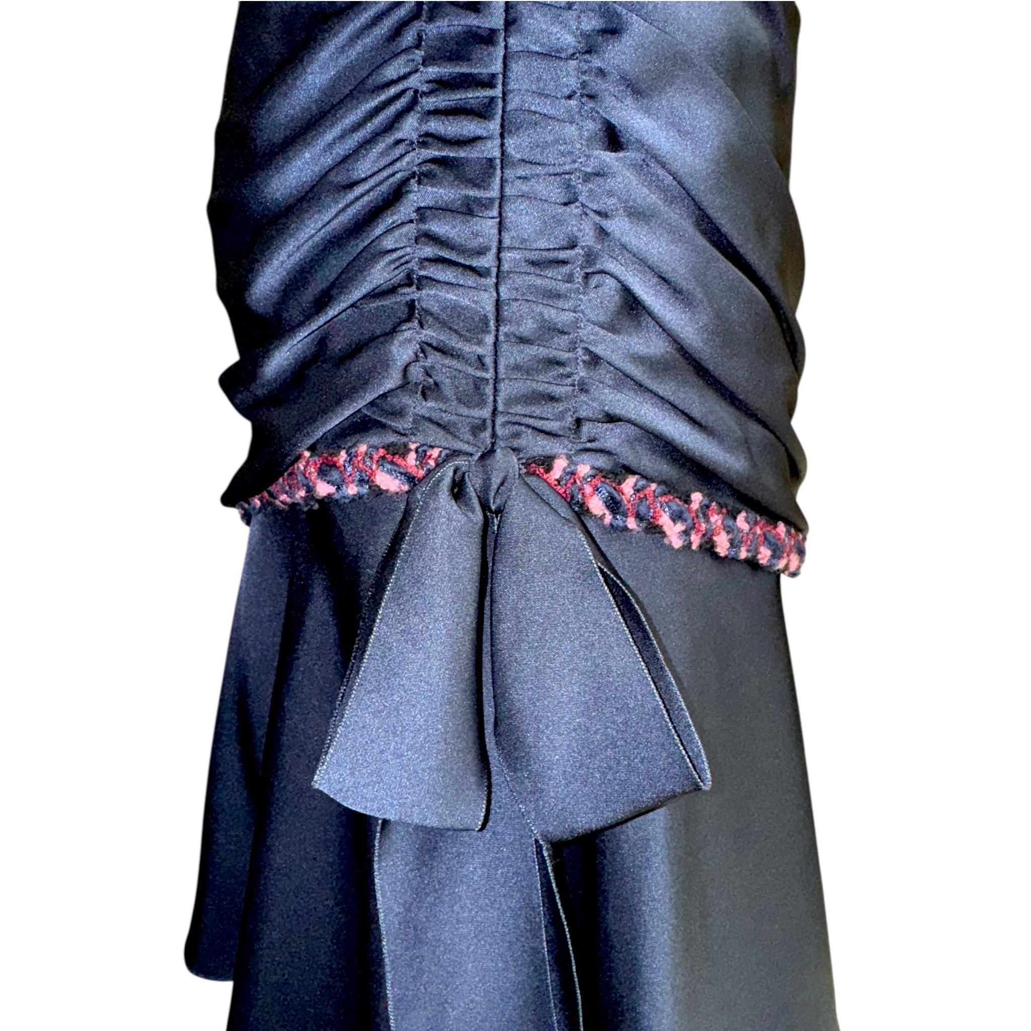 Abito Chanel Navy drappeggiato in seta con passamaneria in tweed fantasia, non indossato, 38 in vendita 2