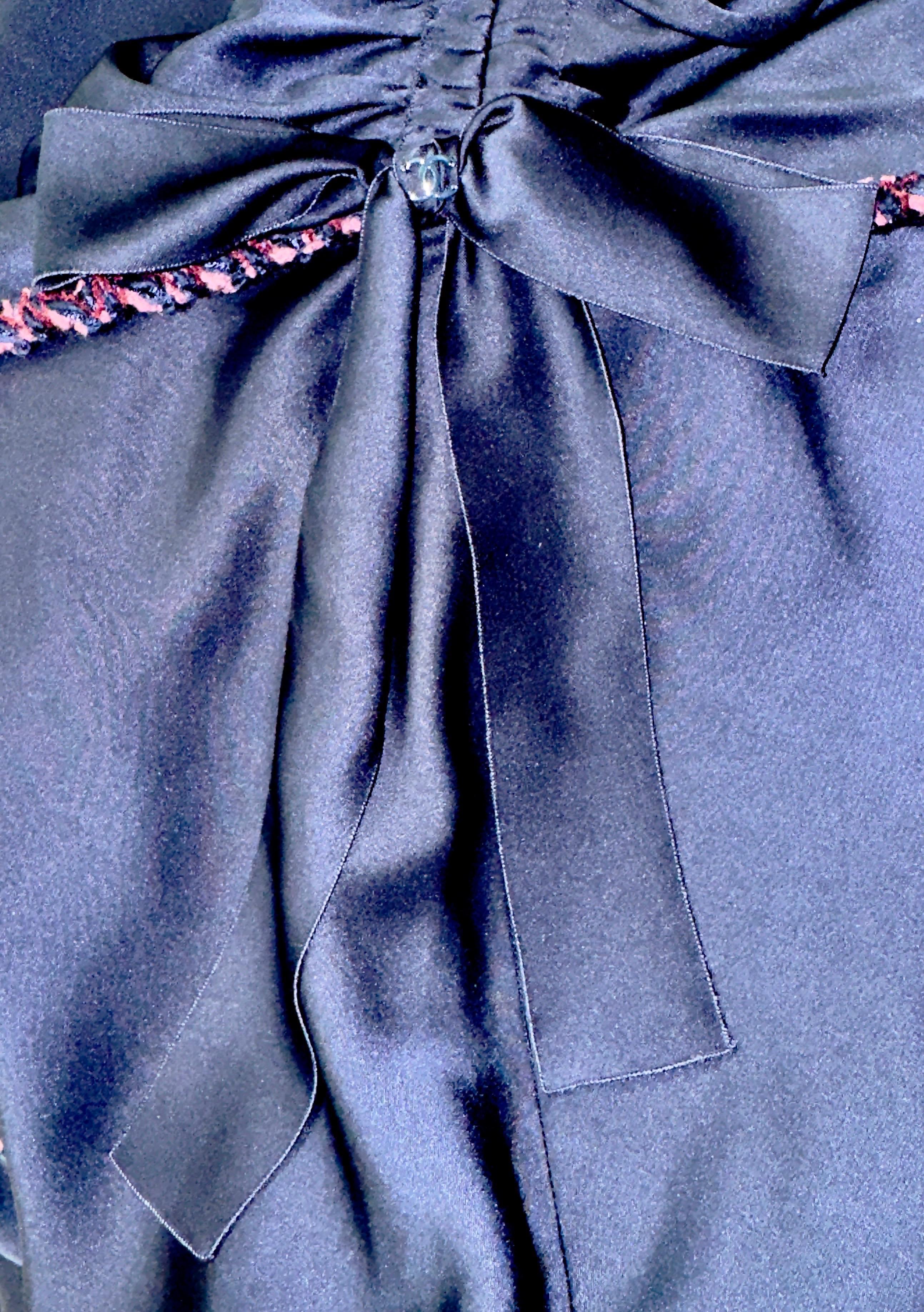 Abito Chanel Navy drappeggiato in seta con passamaneria in tweed fantasia, non indossato, 38 in vendita 3