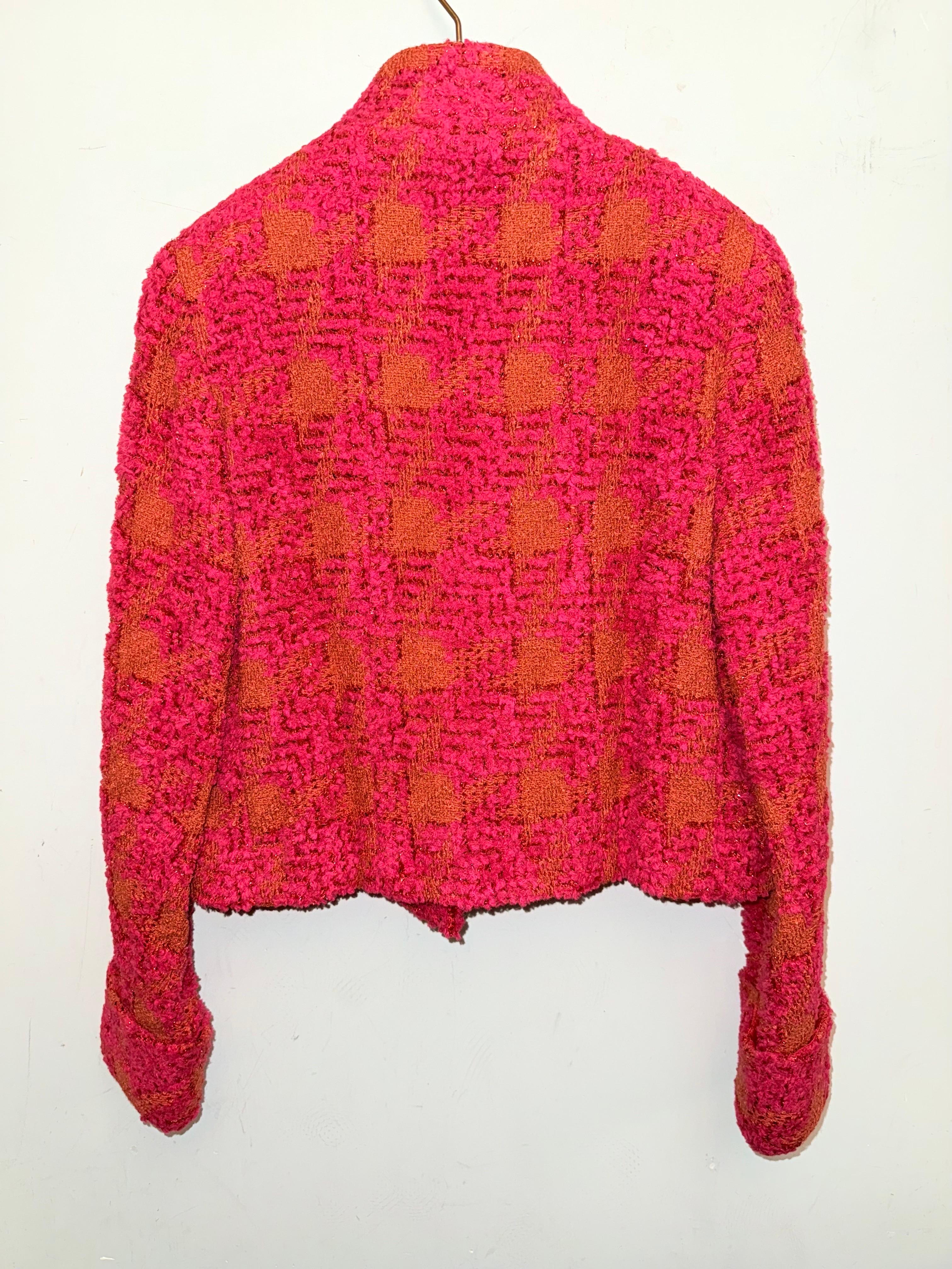 - Una chaqueta vintage de tweed rojo y naranja Chanel tan rara y única de la colección de otoño de 1994. Colores atrevidos, chaqueta de tweed chic y clásica. ¡Objeto de colección!

- Patrón de pata de gallo. 

- De peso medio a pesado. 

- Cuello