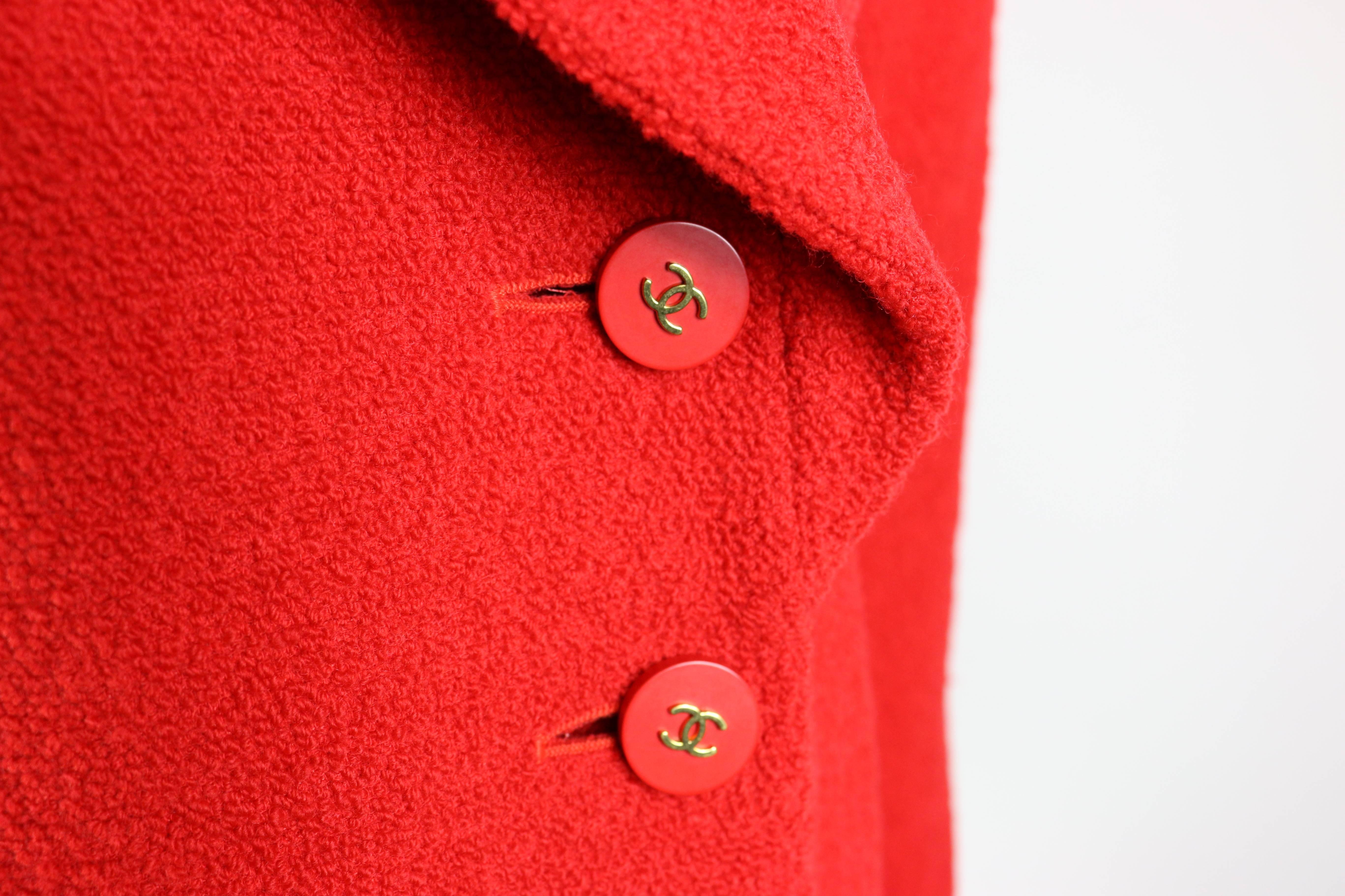 - Classica e intramontabile giacca Chanel in legno rosso della collezione Autunno 1994. 

- Caratterizzato da una chiusura con bottoni CC rossi. 

- Colletto rotondo. 

- 90% Lana, 10% Nylon. Fodera: 100% seta. 

- Taglia 38 Francia. 

- Non è mai