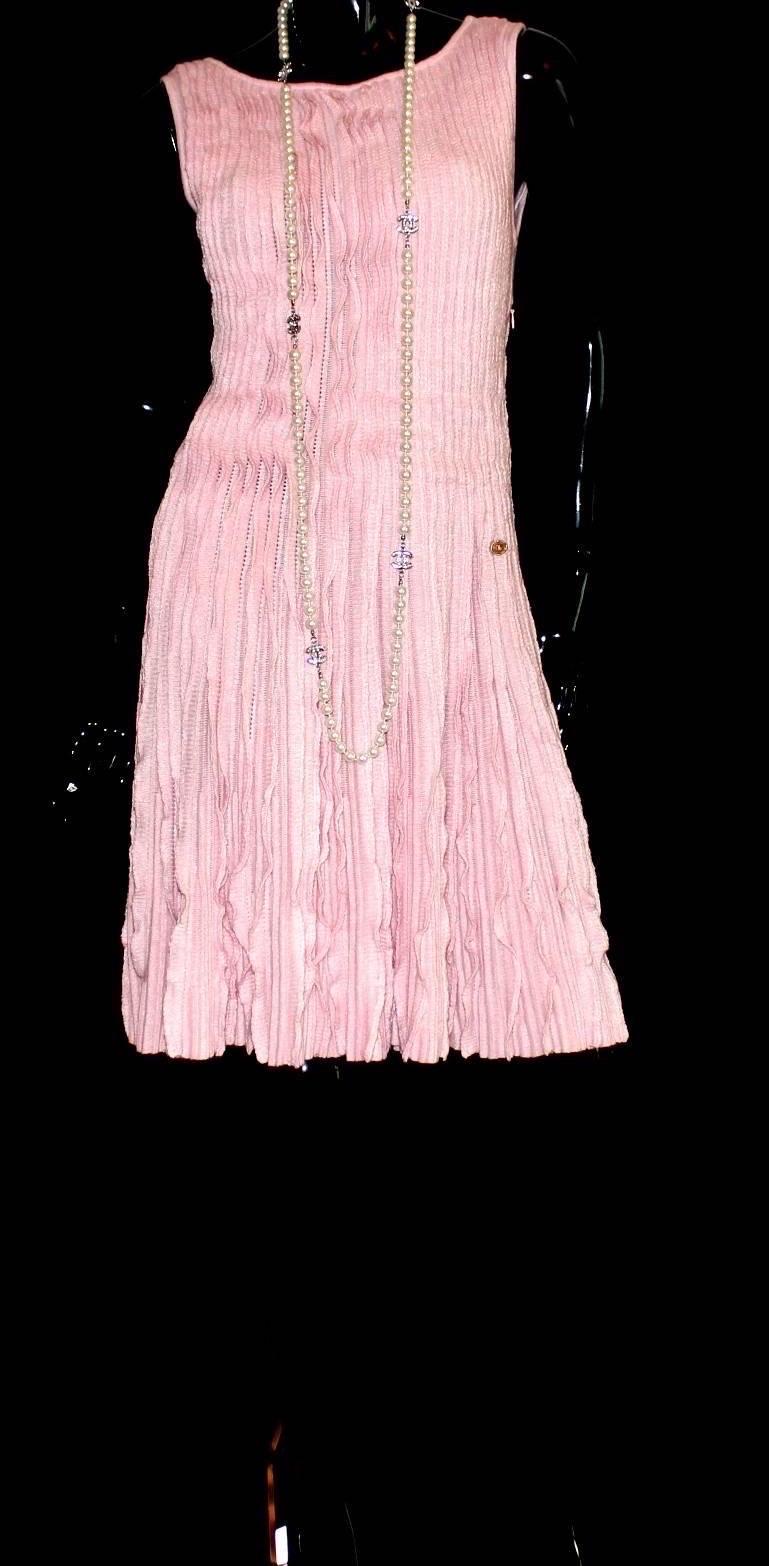 Une superbe robe de Chanel 
Couleur rose bonbon avec un corps à volants
Fermeture éclair cachée sur le côté avec le logo CC
Bouton à la taille portant le logo CC de Chanel
Une pièce intemporelle et chic de Chanel pour toutes les saisons.
Nettoyage à