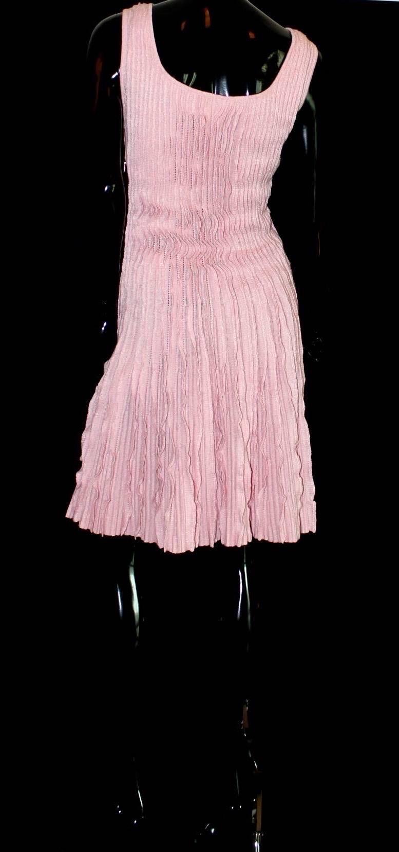 Gris UNWORN Chanel Robe en maille cachemire rose à volants 40 en vente