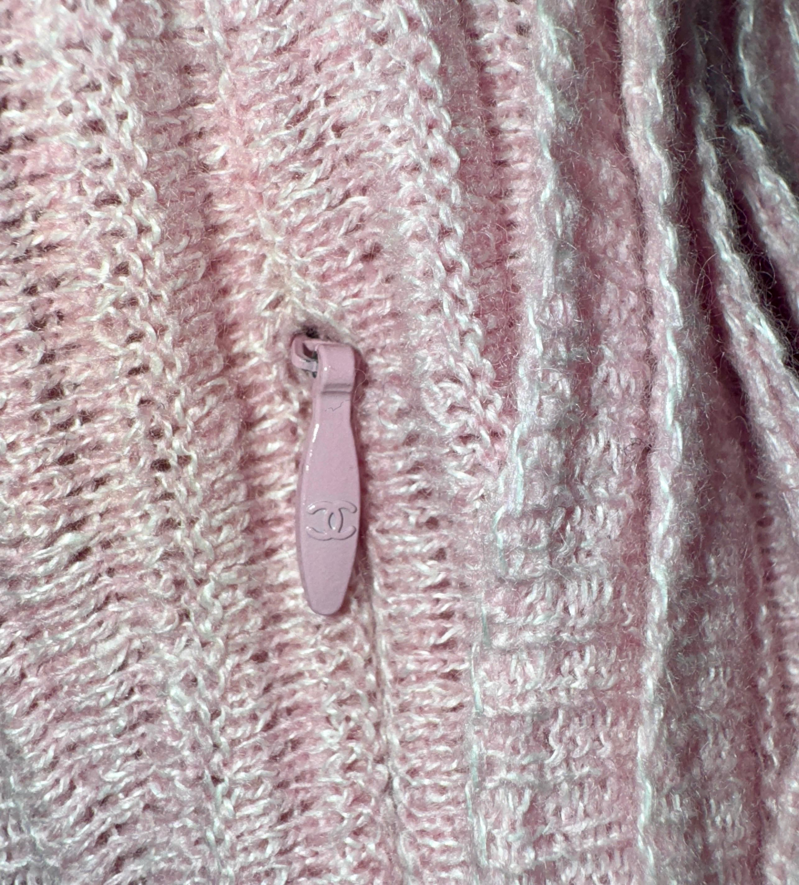 UNWORN Chanel Robe en maille cachemire rose à volants 40 Excellent état - En vente à Switzerland, CH