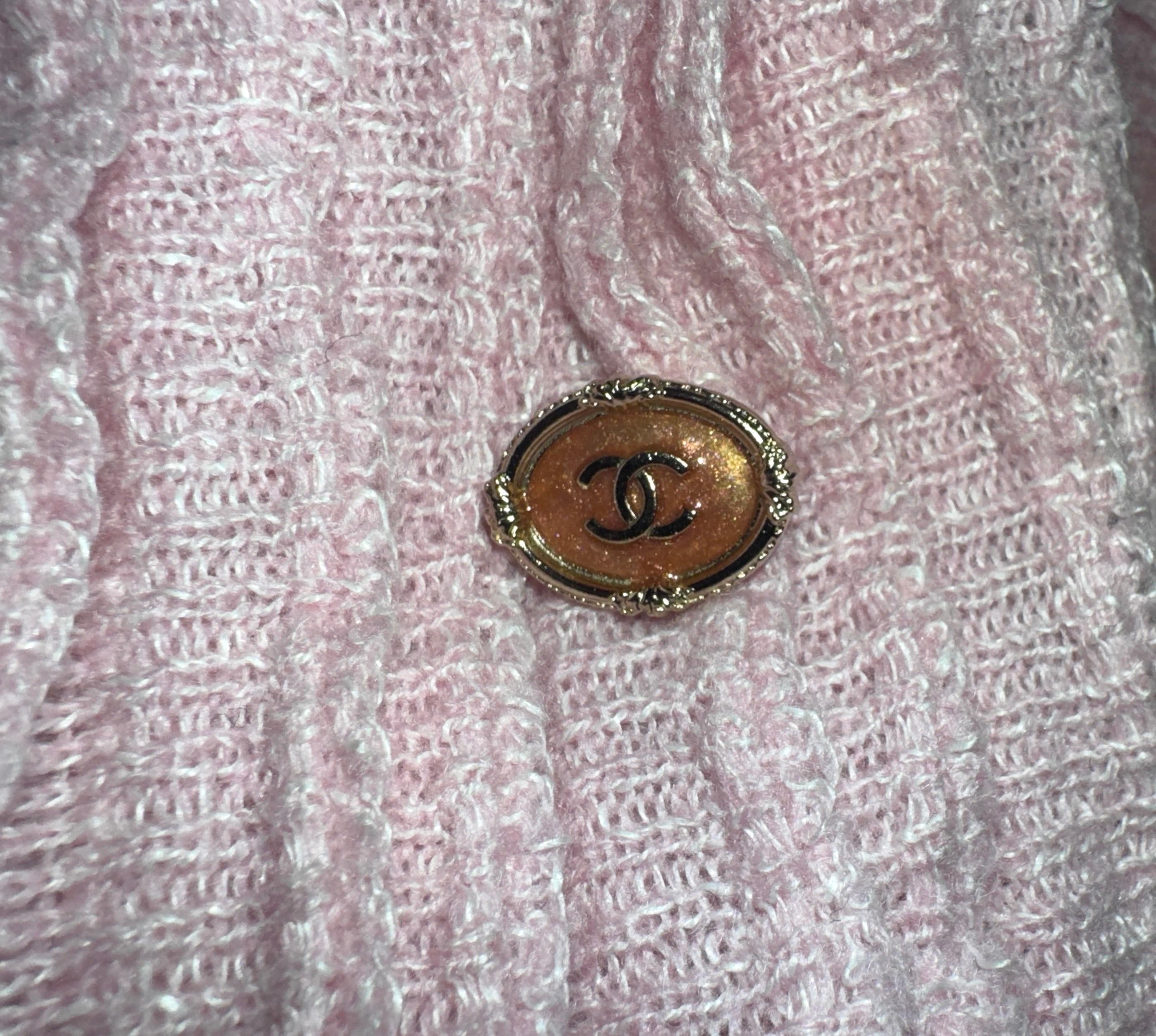 UNWORN Chanel Robe en maille cachemire rose à volants 40 Pour femmes en vente