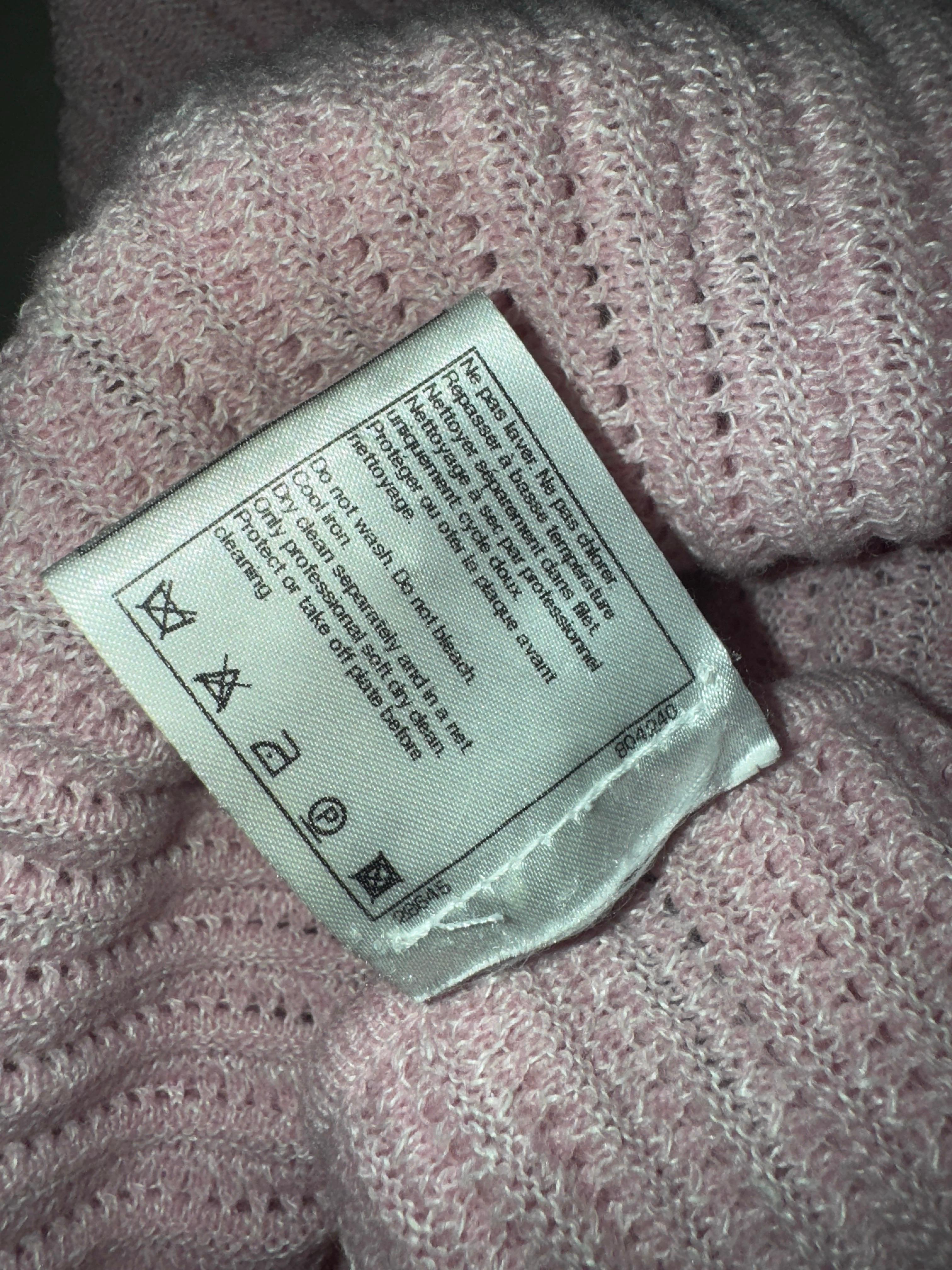 UNWORN Chanel Robe en maille cachemire rose à volants 40 en vente 1
