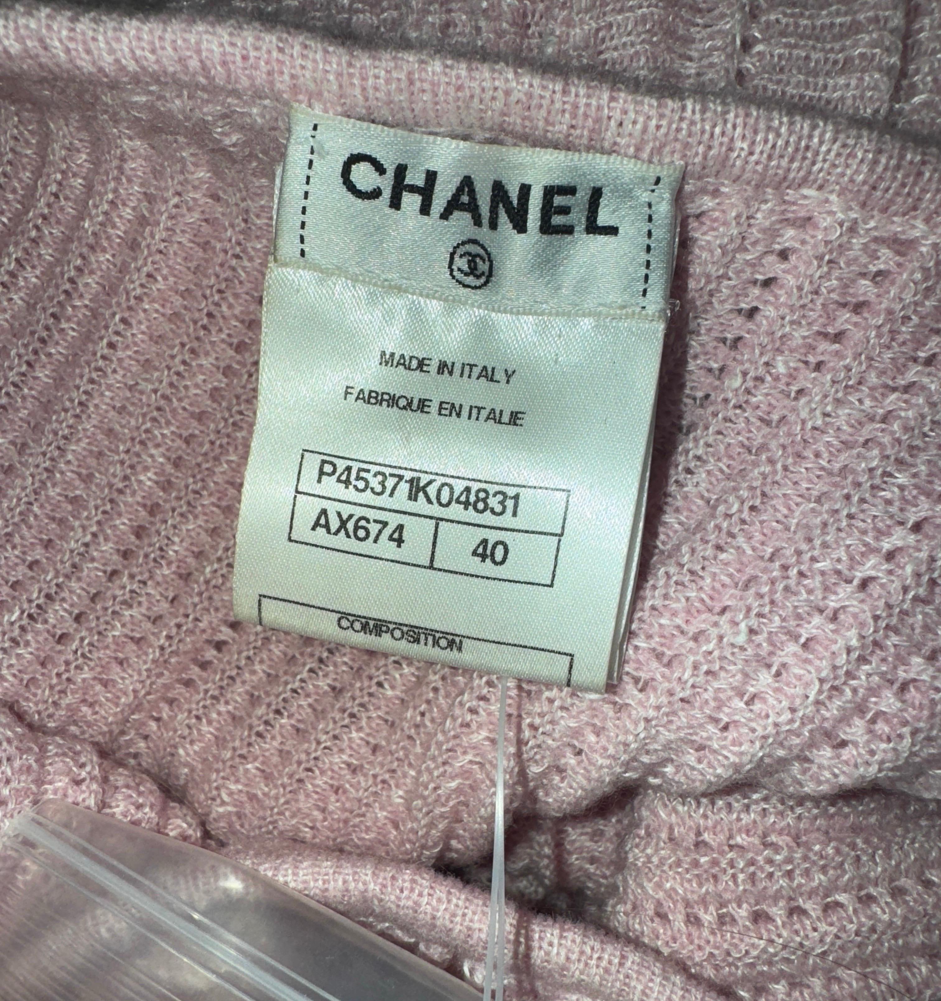 UNWORN Chanel Robe en maille cachemire rose à volants 40 en vente 2