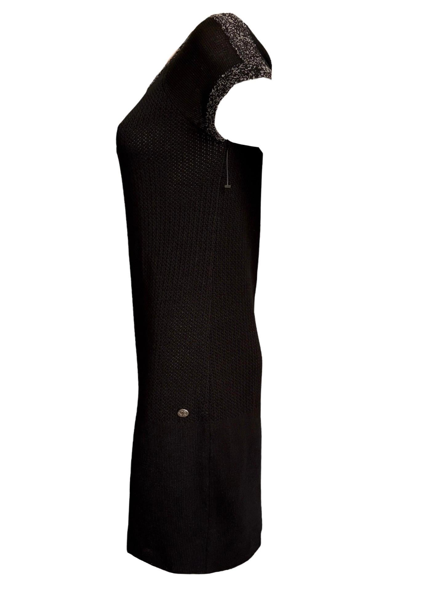 Un vestido Chanel atemporal
Bonito color negro
Punto de ganchillo con ribete de malla de seda en contraste
Placa con el logotipo de Chanel en la parte delantera
Sólo limpieza en seco
Talla 36
Sin usar, con etiquetas Chanel

Consulta las fotos del