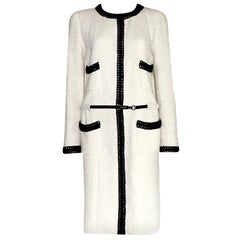 UNWORN Chanel Signatur Tweed Weißer und schwarzer Mantel „CHANEL“ mit Gürtel und CC-Logo 40