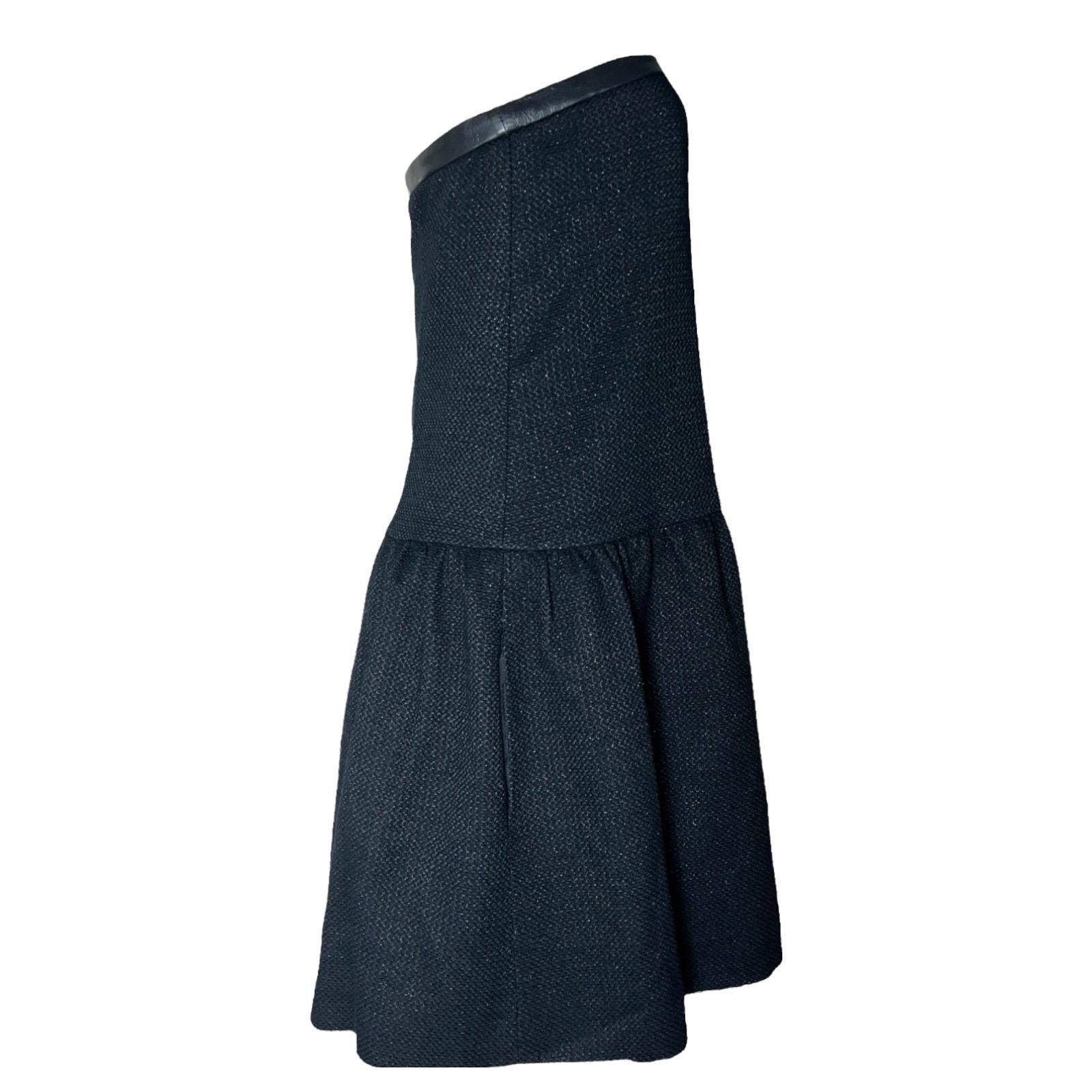 Eine moderne, aber klassische Version des berühmten kleinen schwarzen Kleides von Chanel
Trägerloses Kleid 
Wie auf der Laufstegshow zu sehen
Bei diesem Kleid handelt es sich um die RTW-Version ohne Stickerei in einer dunklen Farbe, die dem