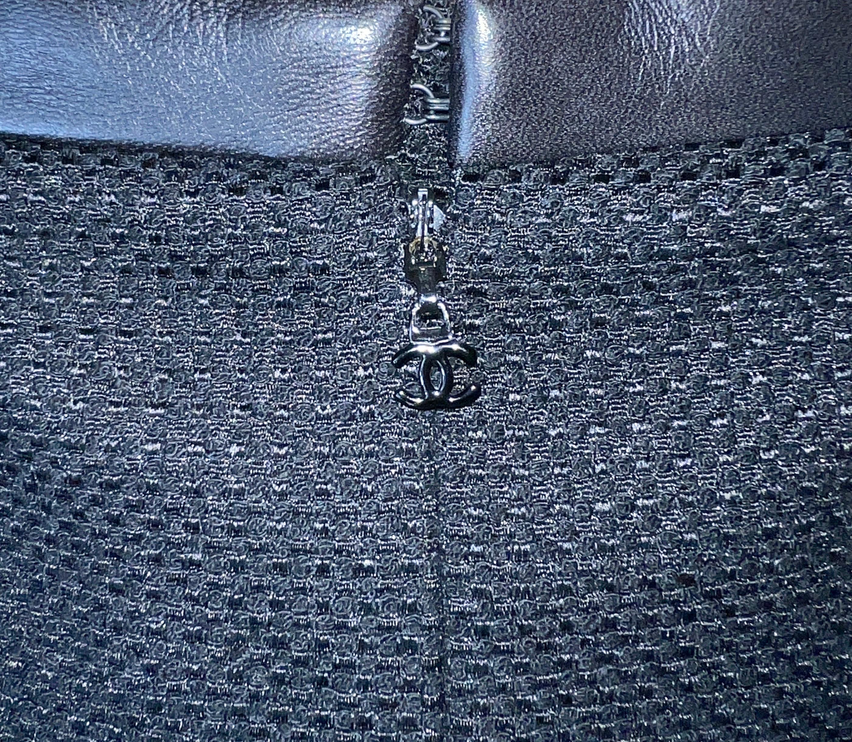 UNWORN Chanel Trägerloses Korsettkleid aus Tweed & Leder 38 im Zustand „Hervorragend“ im Angebot in Switzerland, CH