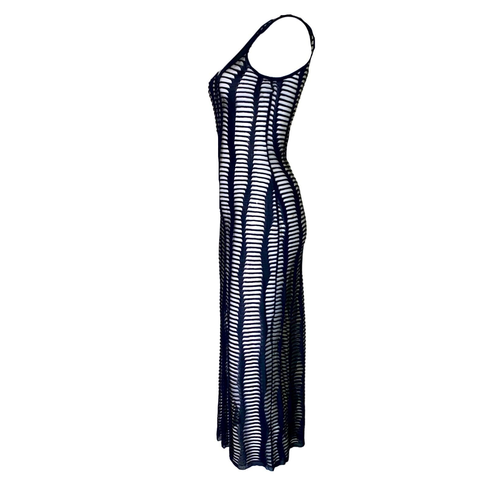 Pièce époustouflante de John Galliano pour Christian Dior
De la fameuse collection Printemps / Été 2001
Fantastique robe noire en tricot à découpes avec un tissu en maille entre les ouvertures.
Il suffit de l'enfiler
Nettoyage à sec