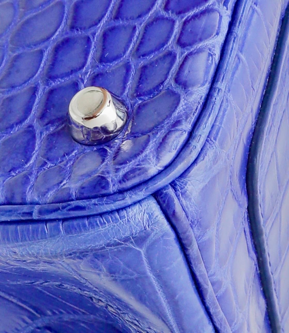 Sac à main Christian Dior édition limitée en crocodile exotique bleu électrique non porté en vente 5