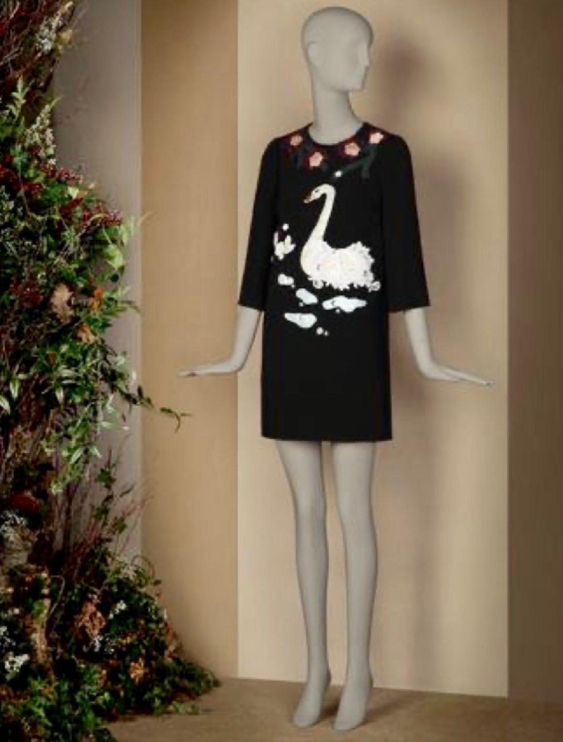 UNWORN Dolce & Gabbana Black Crystal Embellished Appliqué Lace Swan Dress 42 For Sale 4