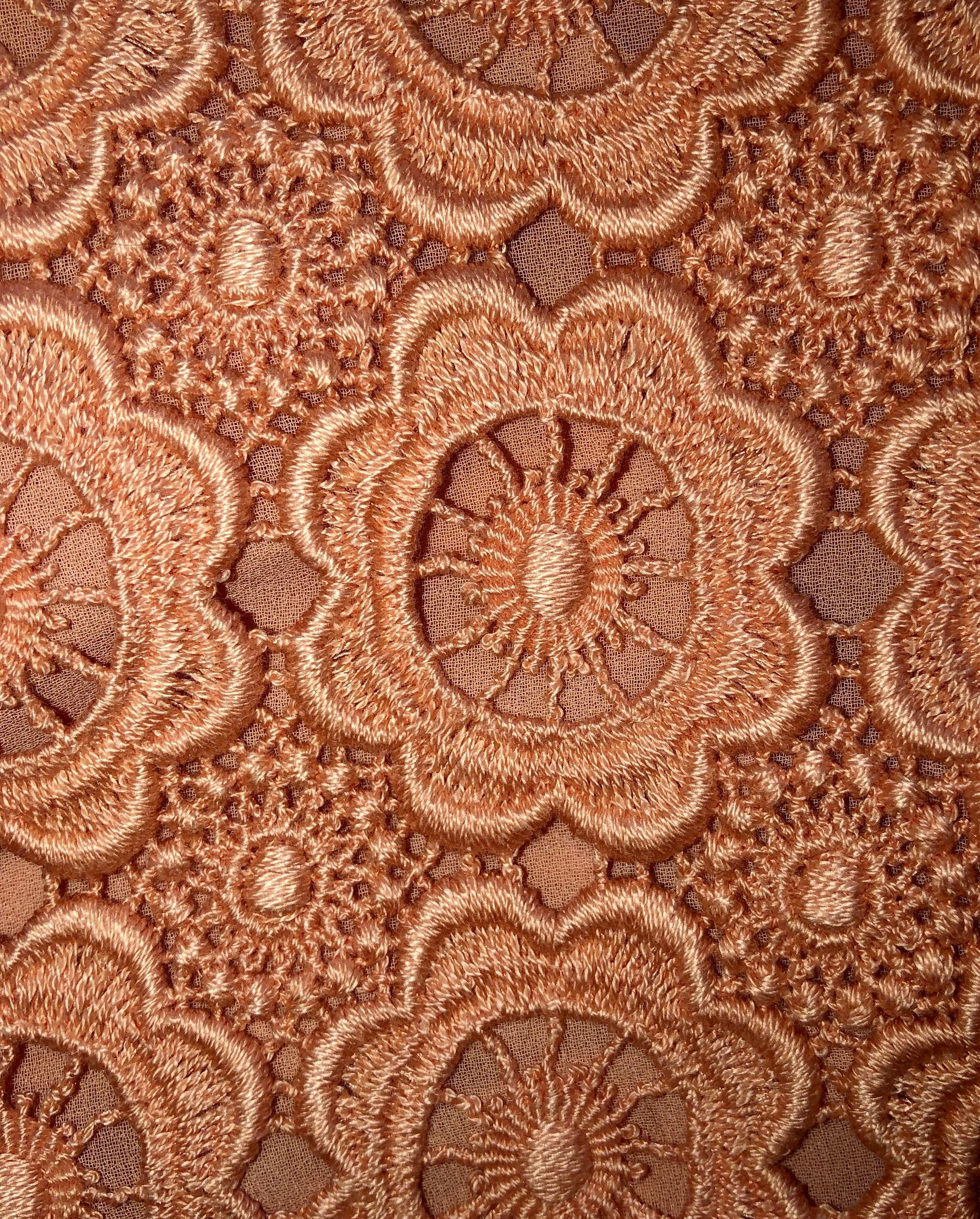 Dolce & Gabbana, con questo splendido abito a ruota, tagliato in un pregiato tessuto ad occhielli, ha un tocco di ispirazione retrò.
Un pezzo di Dolce & Gabbana che ti durerà per anni
Demure e audacia si incontrano in questo abito di Dolce & Gabbana