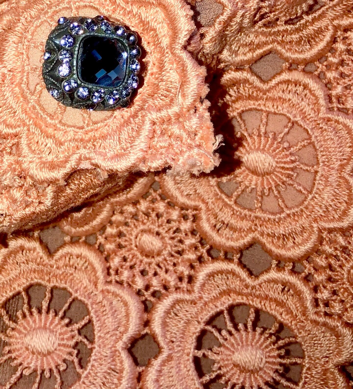 Arancia Non indossato Dolce & Gabbana - Vestito corto in corallo con bottoni Jewell 38 in vendita