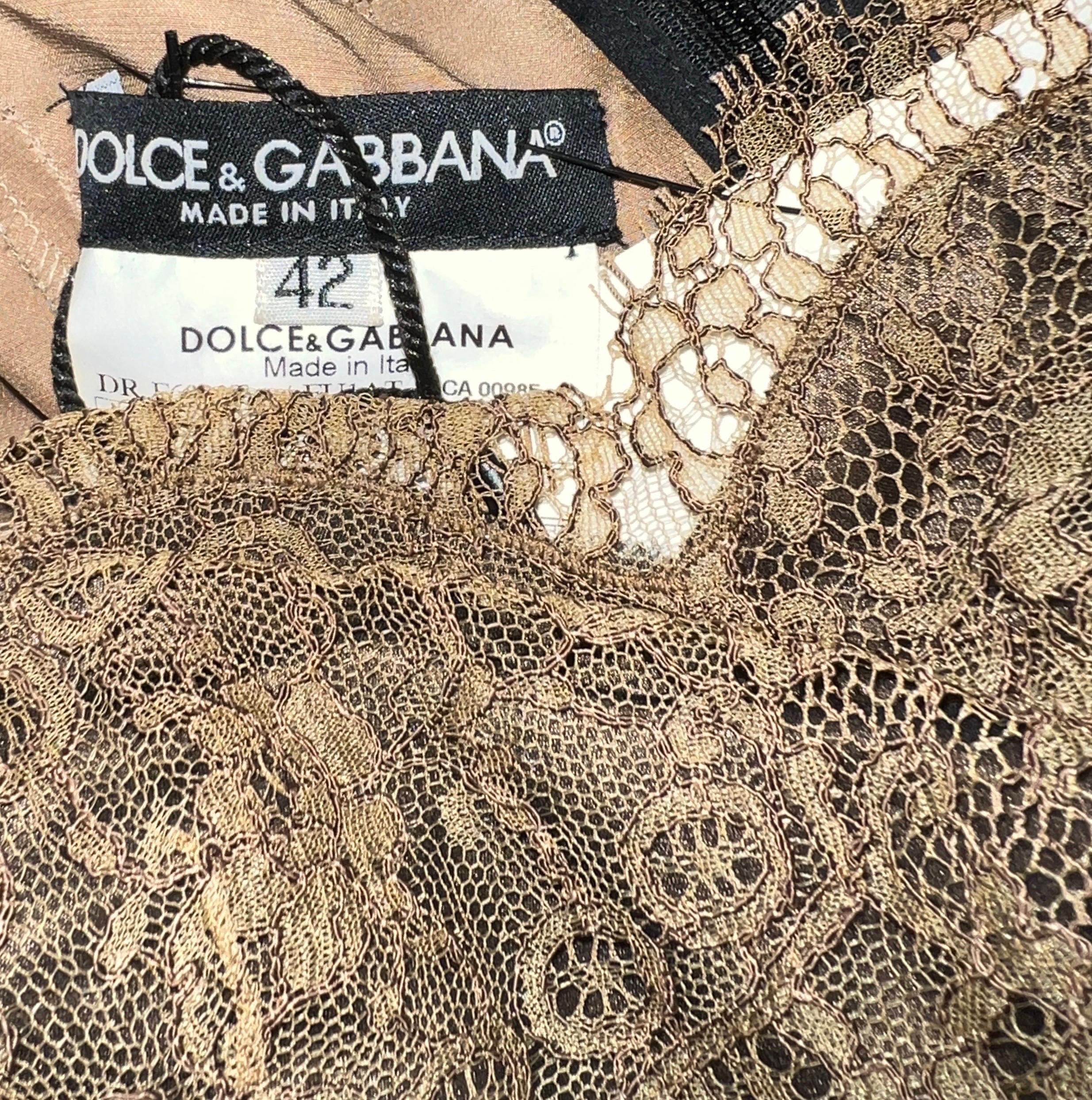 Stupendo abito da sera in pizzo e seta di Dolce & Gabbana con dettaglio papillon in paillettes 42 In condizioni buone in vendita a Switzerland, CH