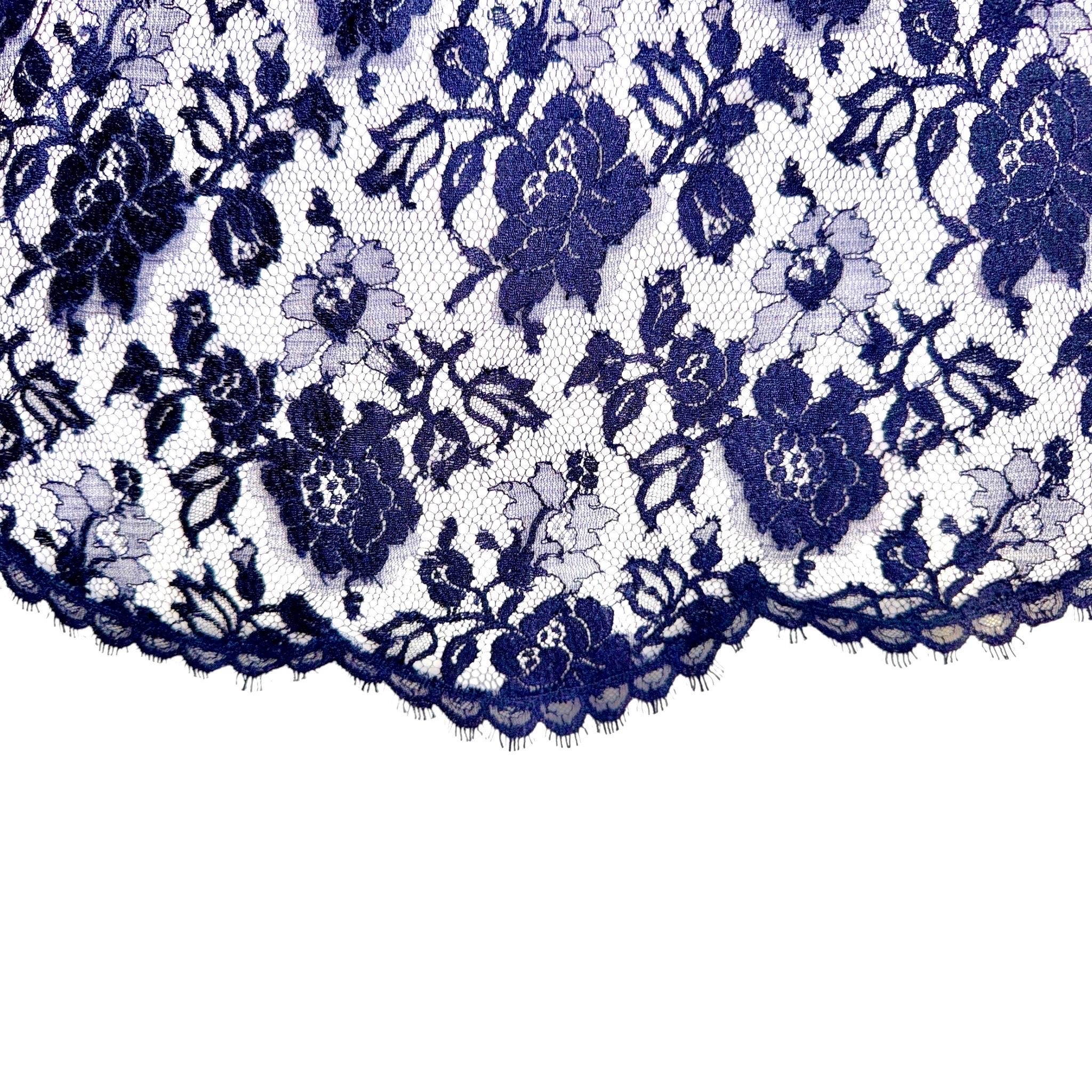 Ein Klassiker von DOLCE & GABBANA, der Sie jahrelang begleiten wird

CORDONETTO SPITZENKLEID MIT ROLLKRAGEN

Mit diesem eleganten Abendkleid setzt Dolce & Gabbana seine Vorliebe für florale Spitze fort. Der schmale Rollkragen ist mit einem