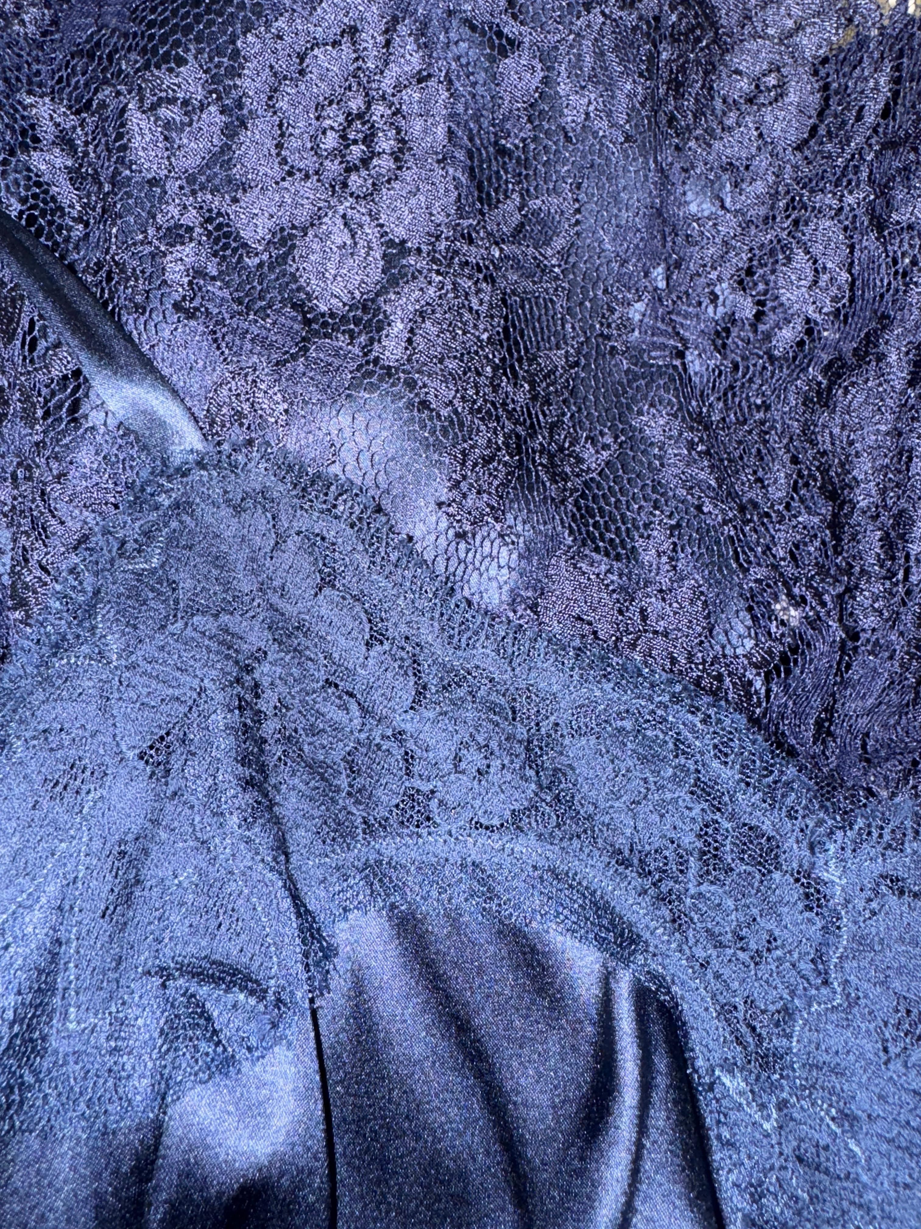 UNBEKANNT Dolce & Gabbana Mitternachtsblaues Cordonetto-Spitzen-Cocktailkleid (Schwarz) im Angebot