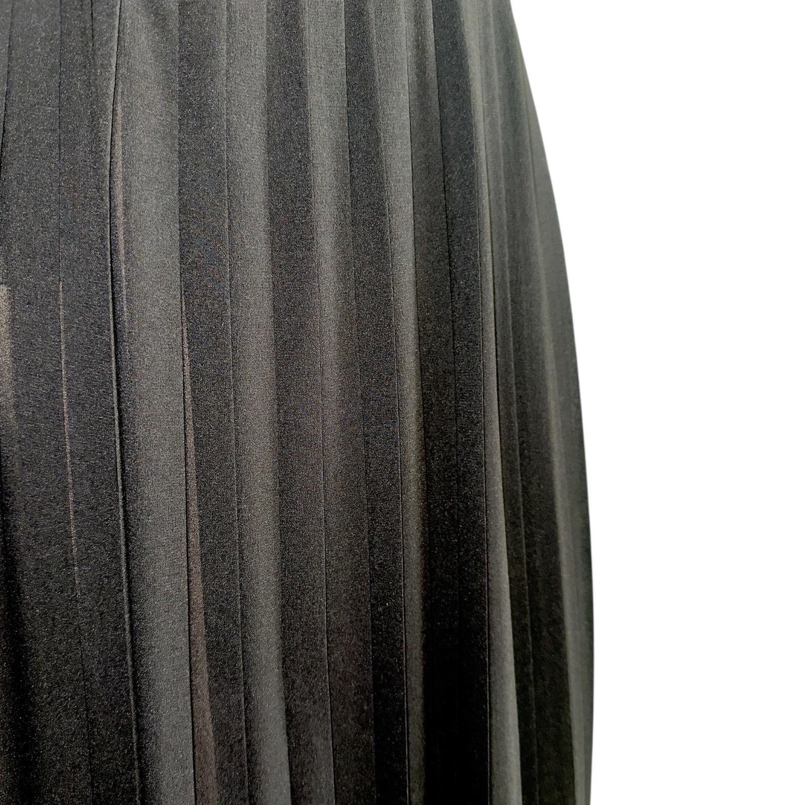 Robe longue de soirée Emilio Pucci plissée en soie noire embellie, 40 en vente 2