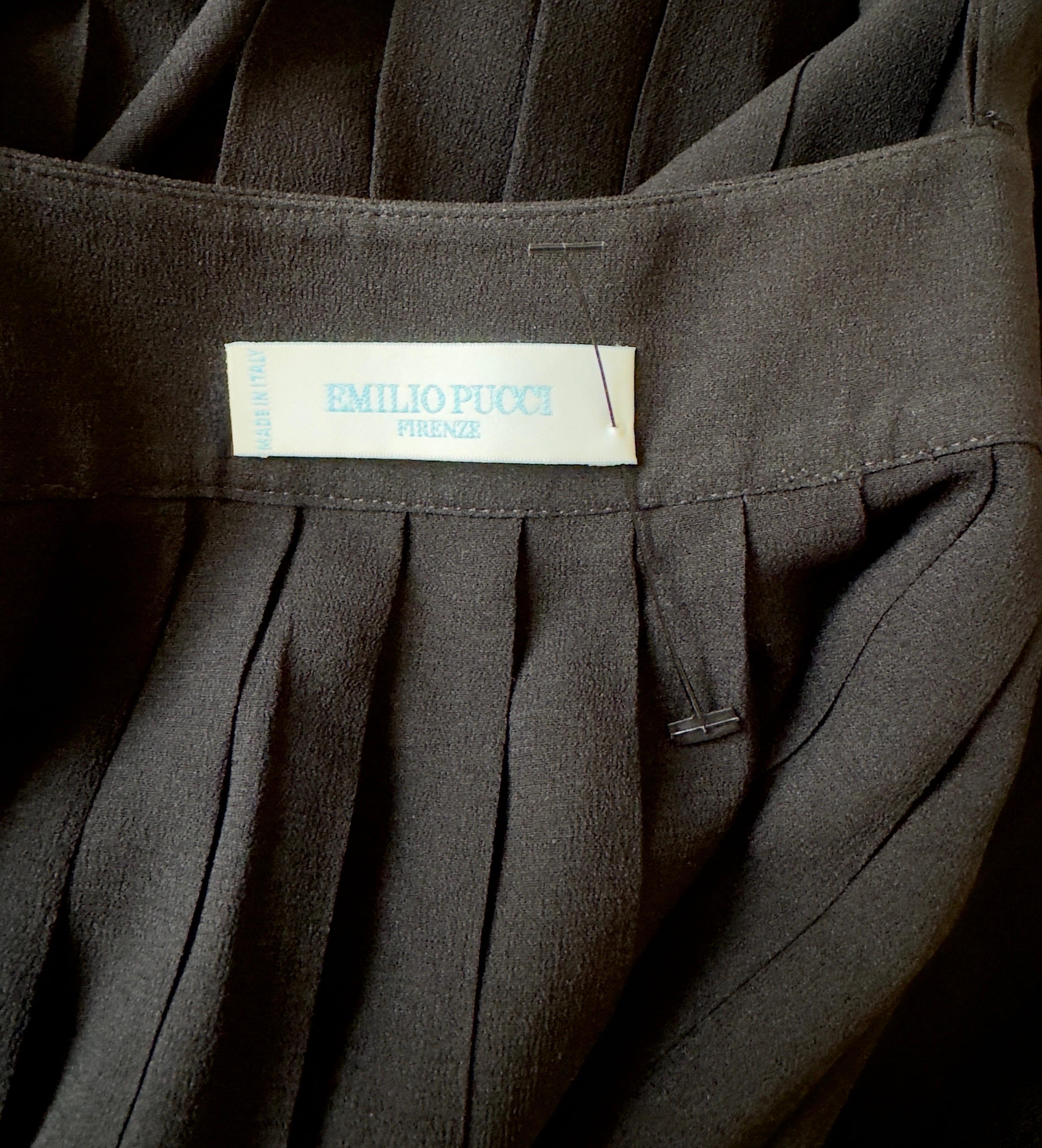 Robe longue de soirée Emilio Pucci plissée en soie noire embellie, 40 en vente 4