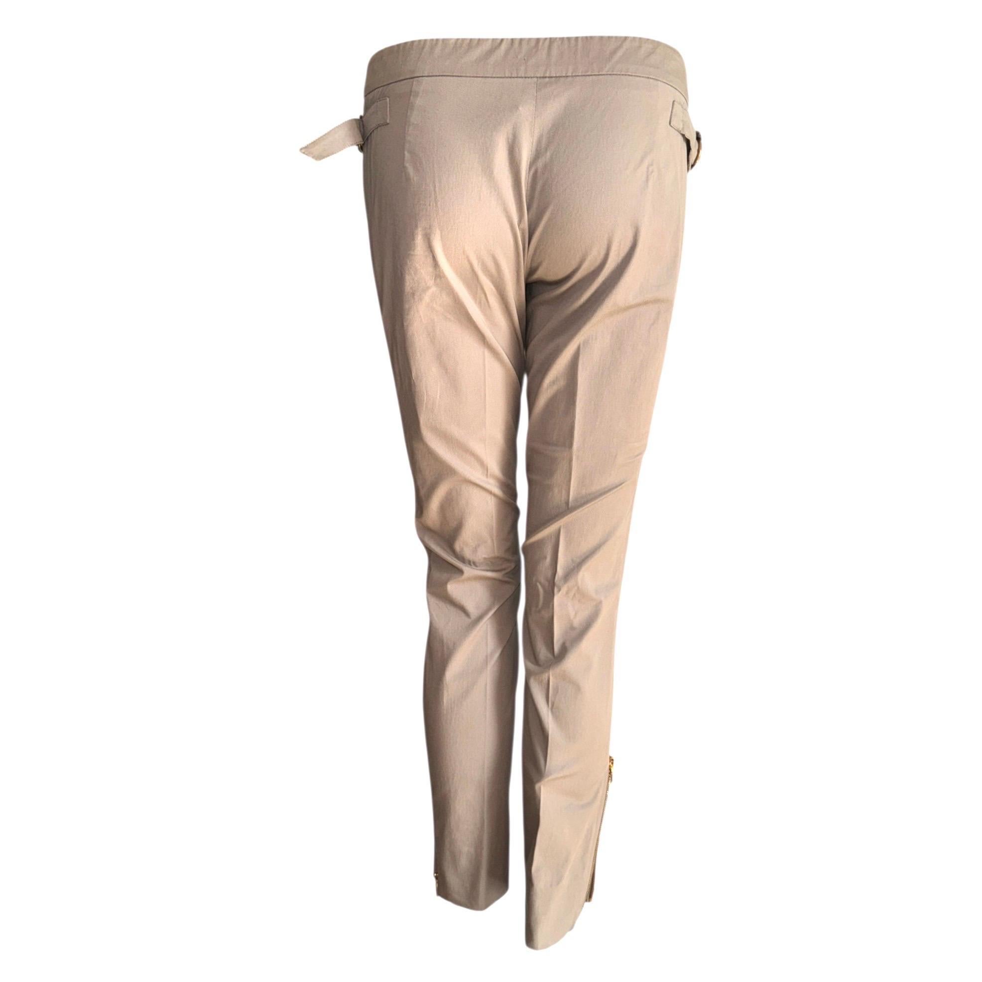 Maravillosos pantalones de algodón elástico EMILIO PUCCI, perfectos para cualquier ocasión. 

DETALLES:

Con un maravilloso detalle de cremallera en los tobillos
Herrajes dorados grabados 