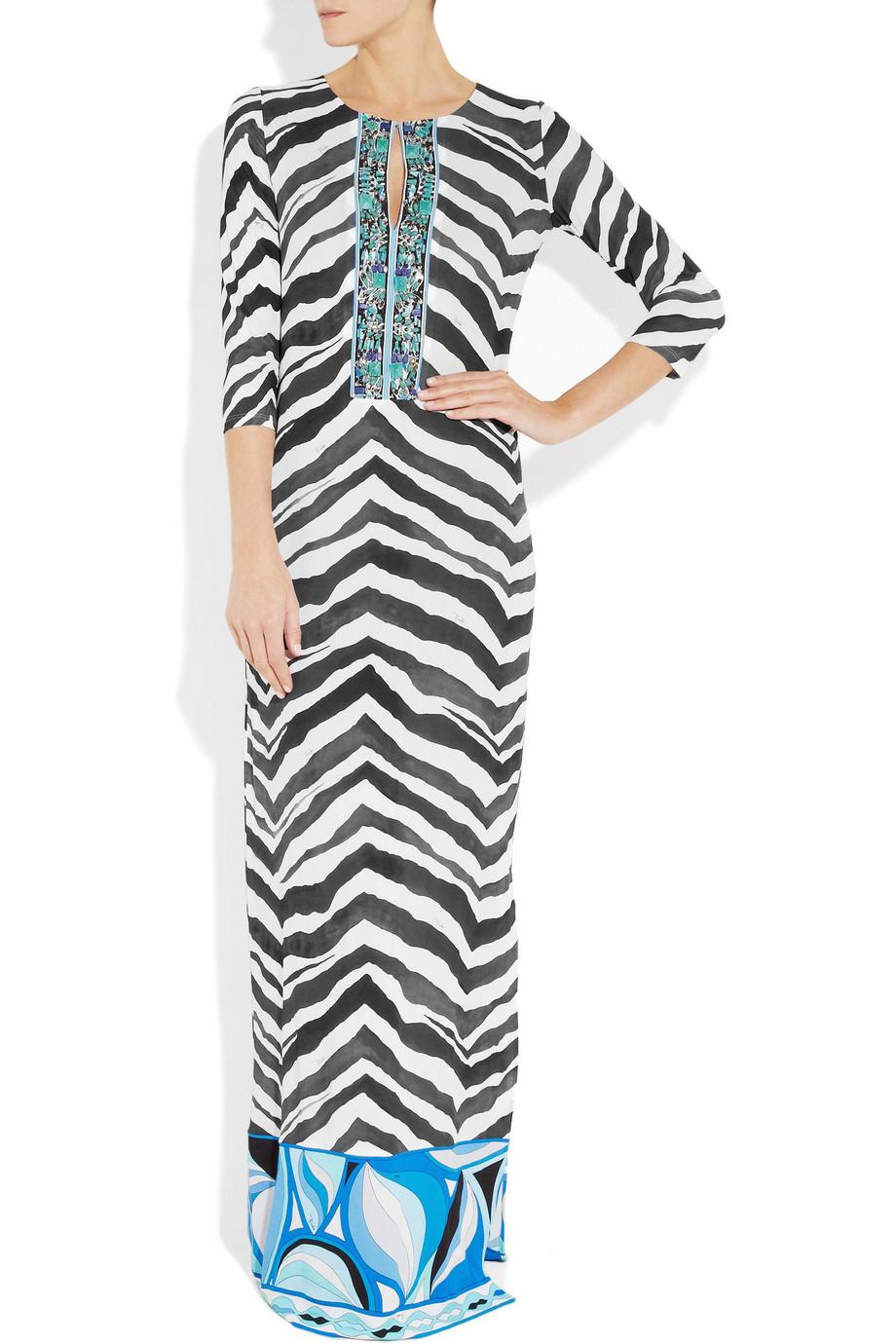 Das Maxikleid aus Crêpe-Jersey von Emilio Pucci kombiniert einen schattierten Zebradruck mit einem mit Steinen verzierten Ausschnitt und ist damit die Eintrittskarte für einen atemberaubenden Sommerlook. Nehmen Sie dieses auffällige Stück mit in