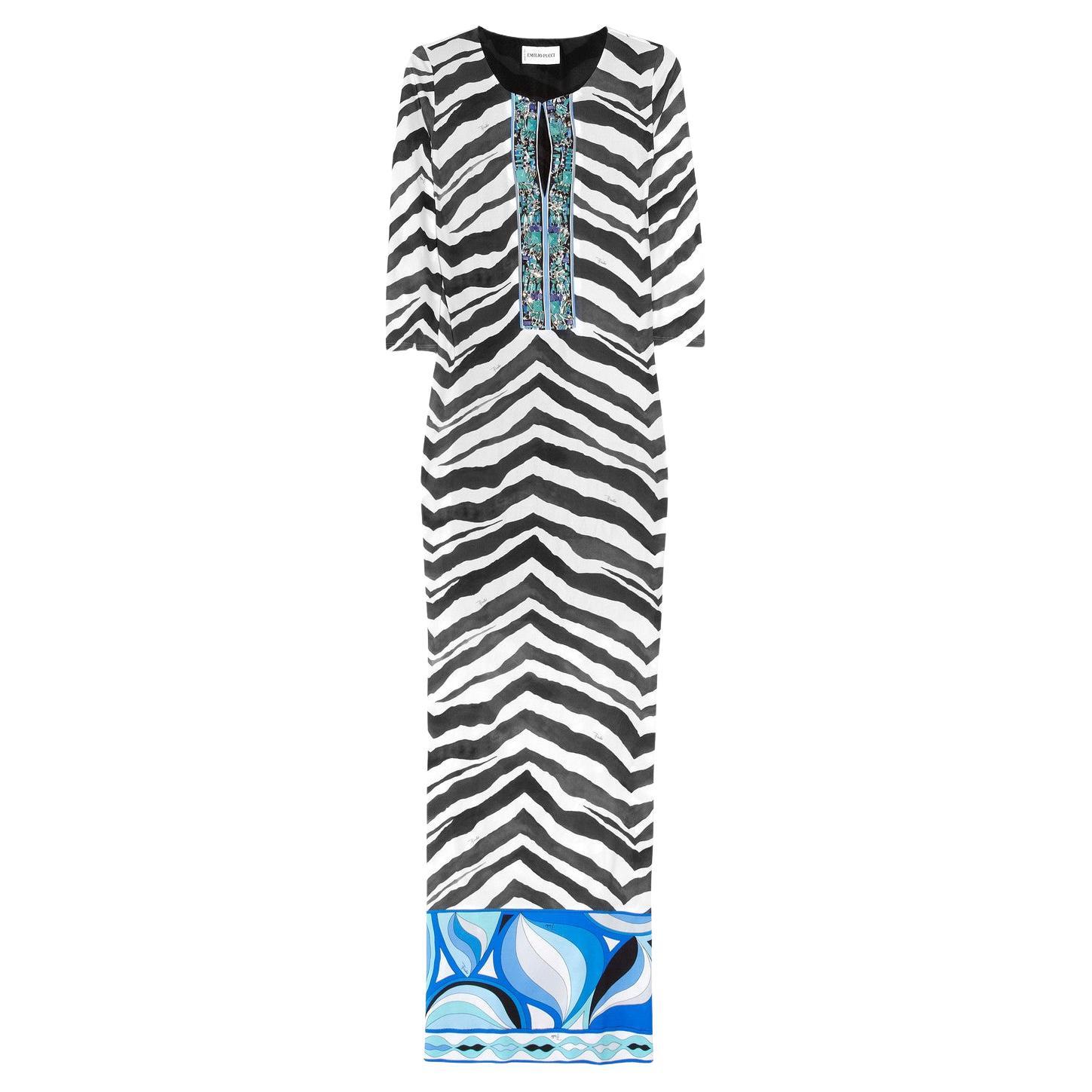 UNWORN Emilio Pucci Besticktes, mit Signaturdruck verziertes Maxikleid 42 im Angebot