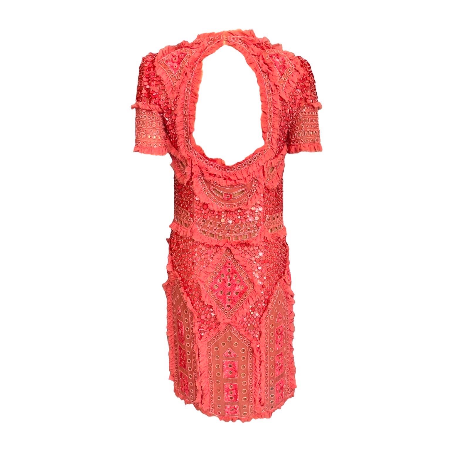 Stunning cocktail dress by Emilio Pucci
So „Palm Royale“ - be the star of every party in this unique dress
Cut out detail in back
Peach frayed chiffon silk
Full beading
Beautiful embroidery
Fully lined with nude chiffon silk
Closes with hidden zip