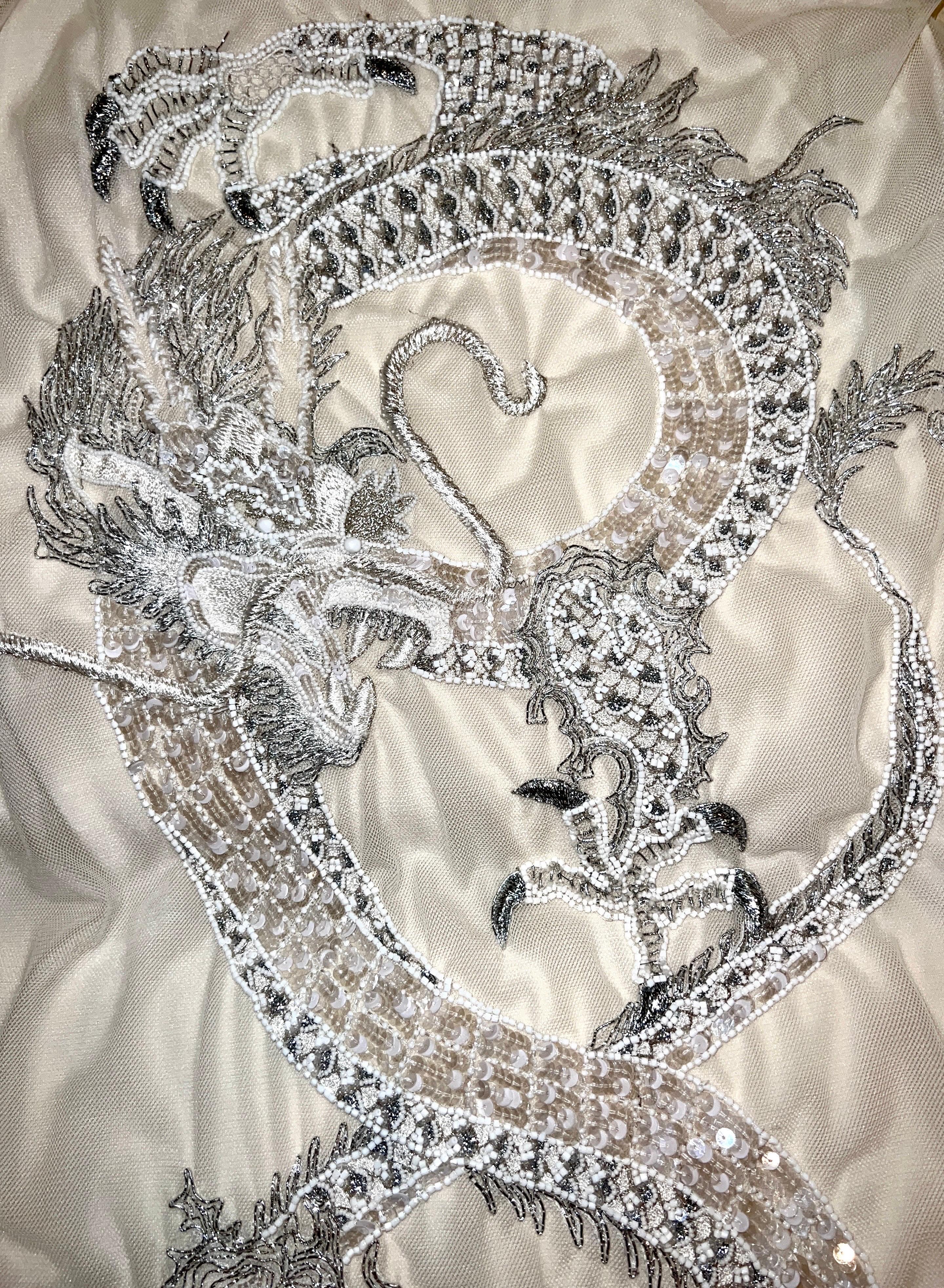 Robe de mariée Emilio Pucci Peter Dundas avec broderie de dragons superposée, 40 en vente 4