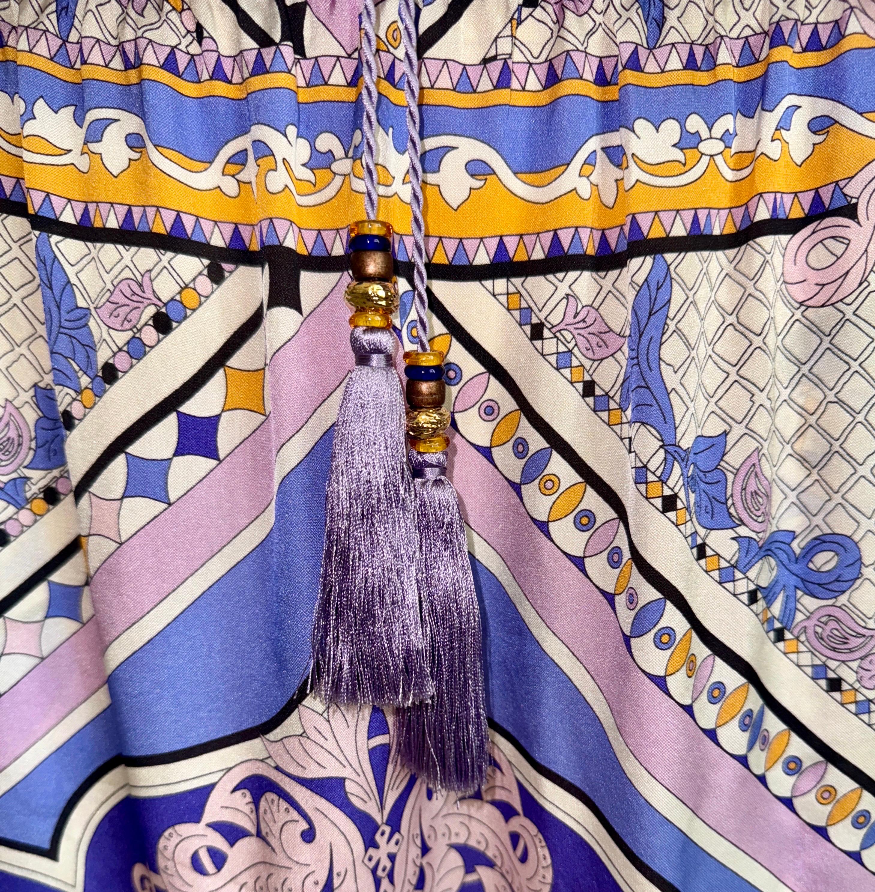 Emilio Pucci Signature Robe imprimée en soie multicolore avec pompons 44 non portée en vente 1
