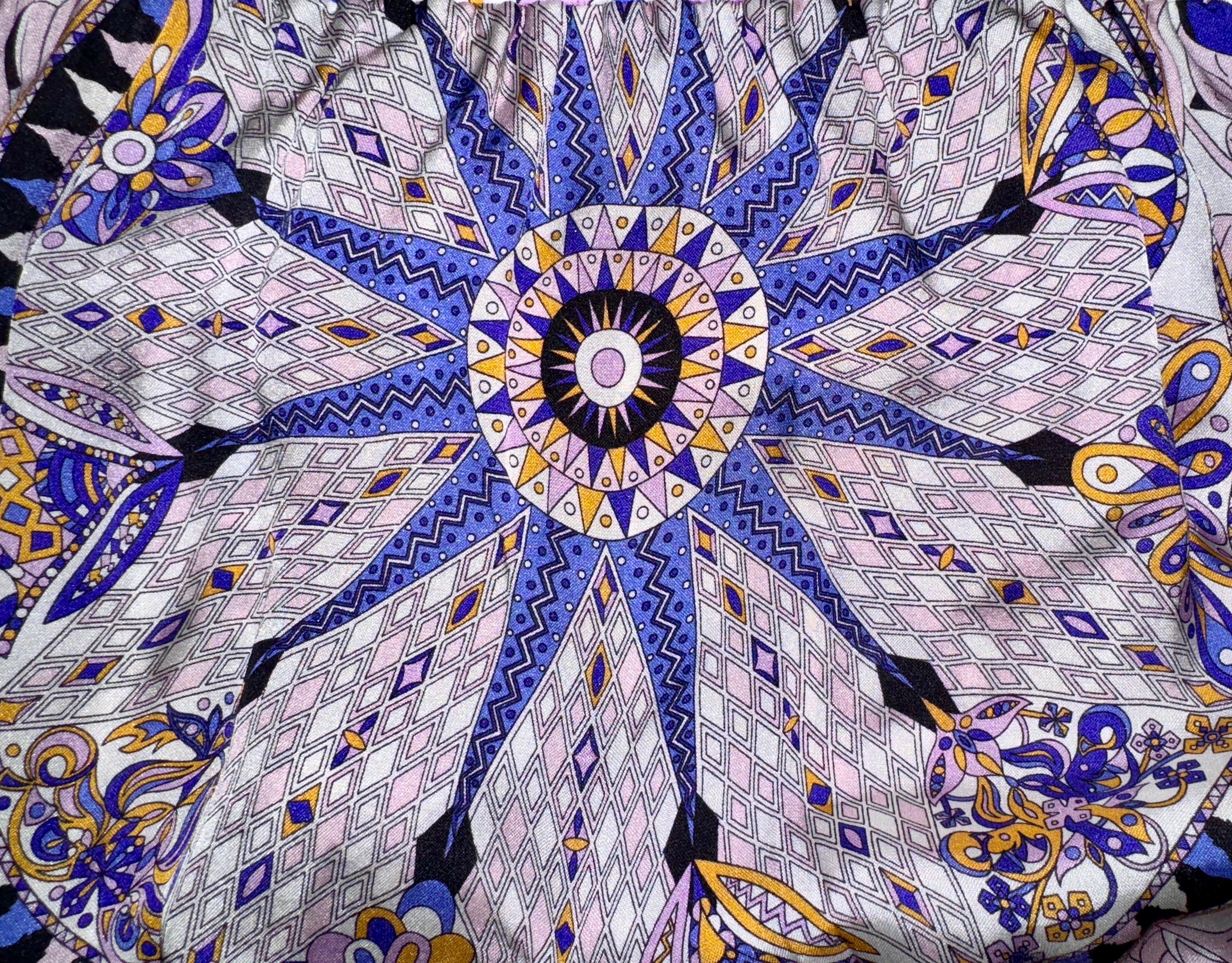 Emilio Pucci Signature Robe imprimée en soie multicolore avec pompons 44 non portée en vente 2