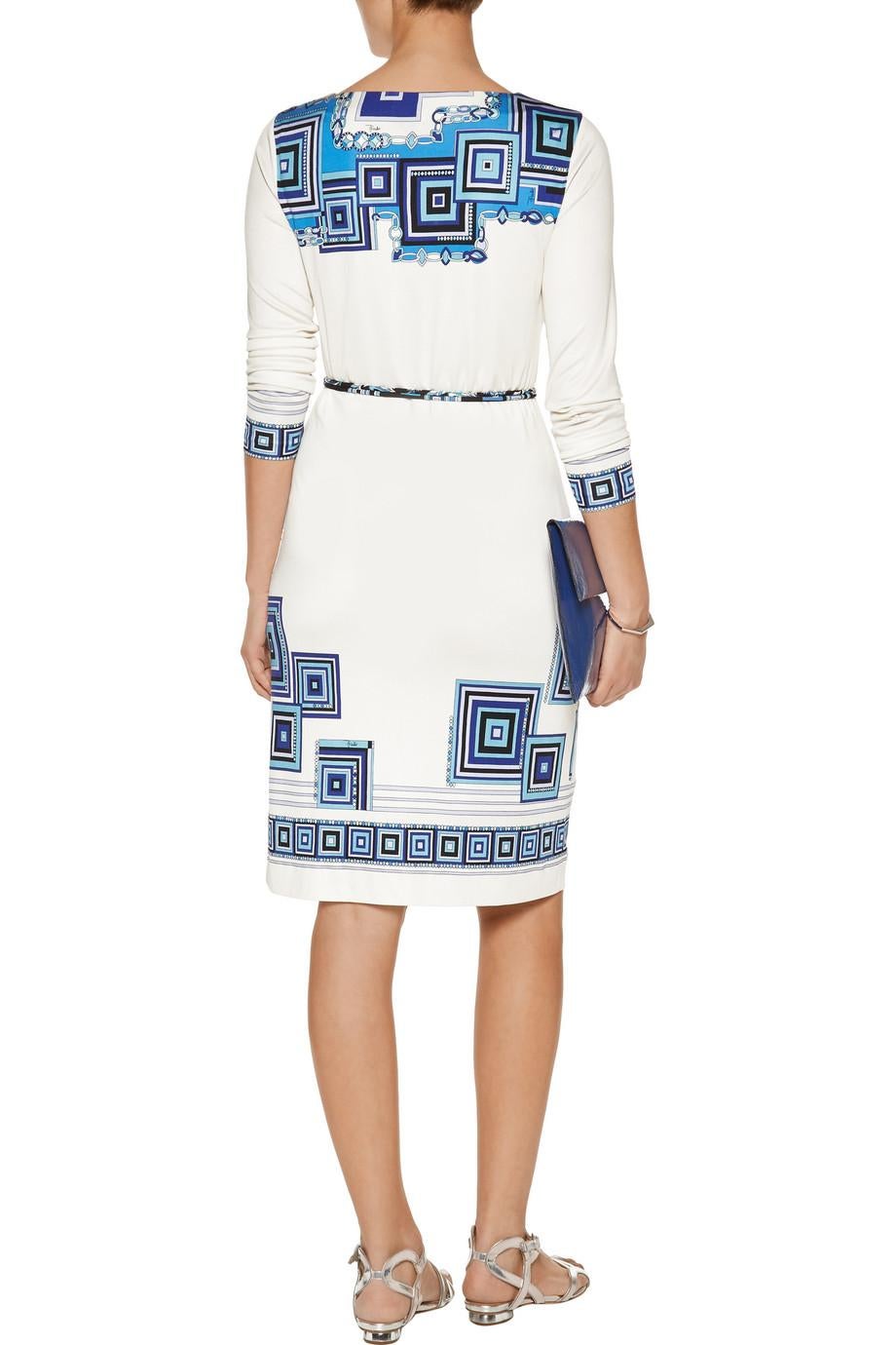 UNWORN Emilio Pucci Weißes & blaues Seidenkleid mit Signaturdruck und Gürtel im Angebot 16