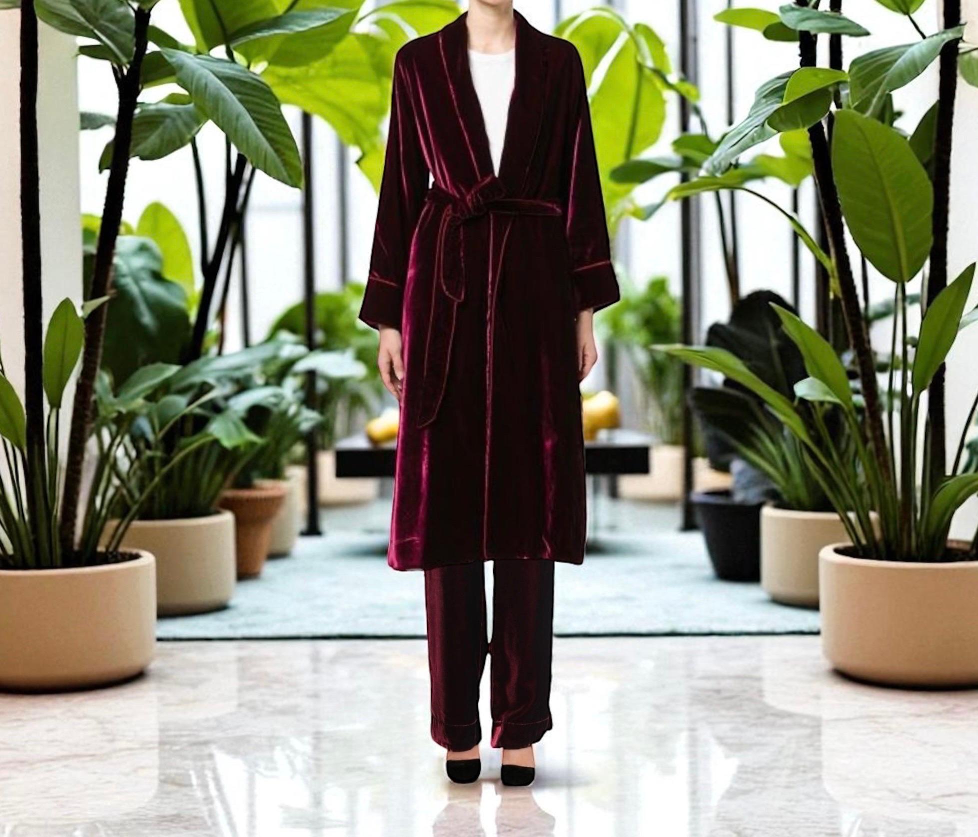 VUE D'ENSEMBLE F.R.S. For Restless Sleepers FRS Burgundy Crimson Velvet Robe Gown L L.L.A. en vente 5