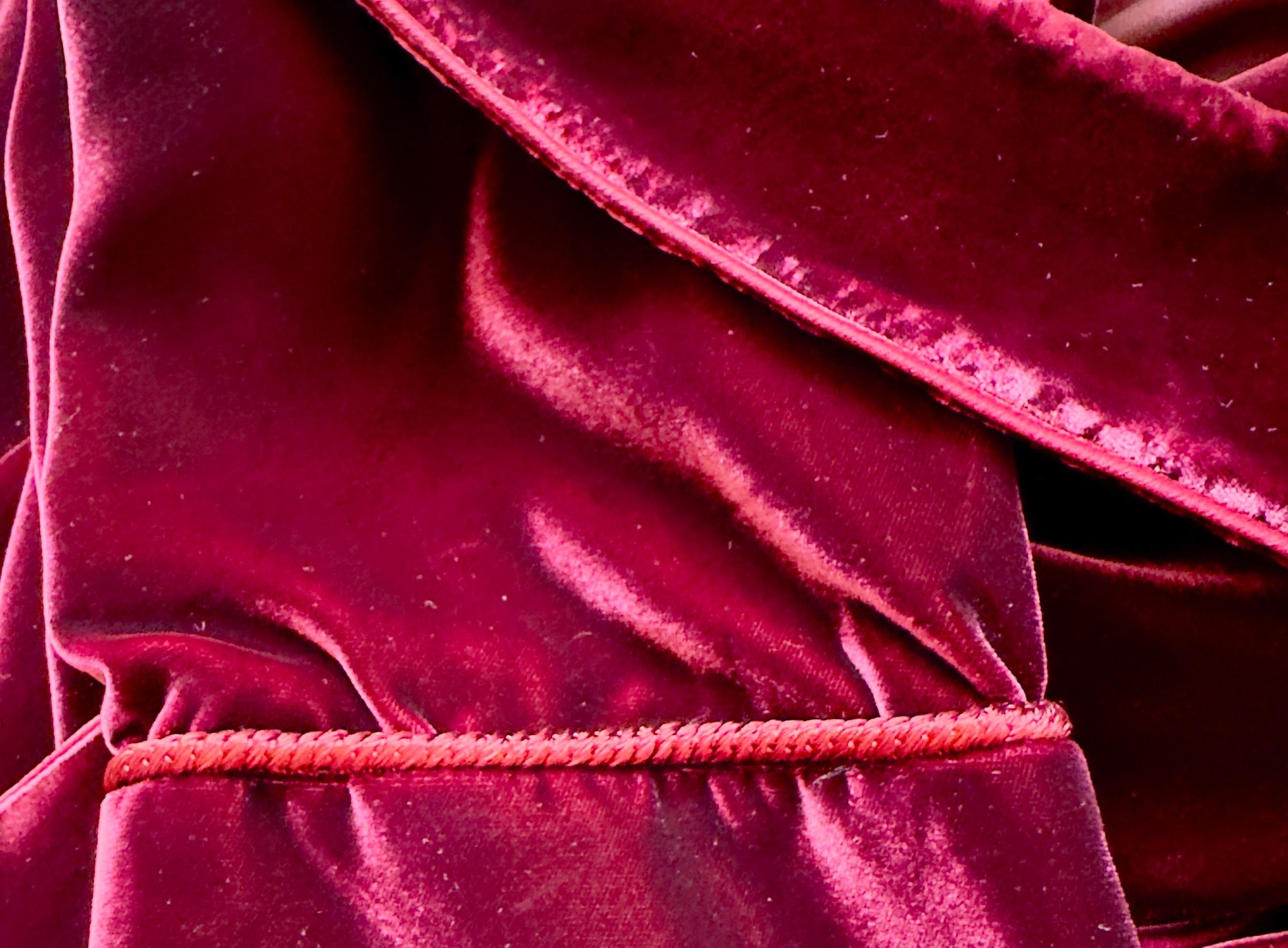 Laissez l'approche maximaliste exceptionnelle de F.R.S For Restless Sleepers en matière de motifs insuffler une bonne dose de luxe à votre collection de vêtements d'extérieur grâce à ce manteau rare. Magnifiquement taillée, cette pièce étonnante se