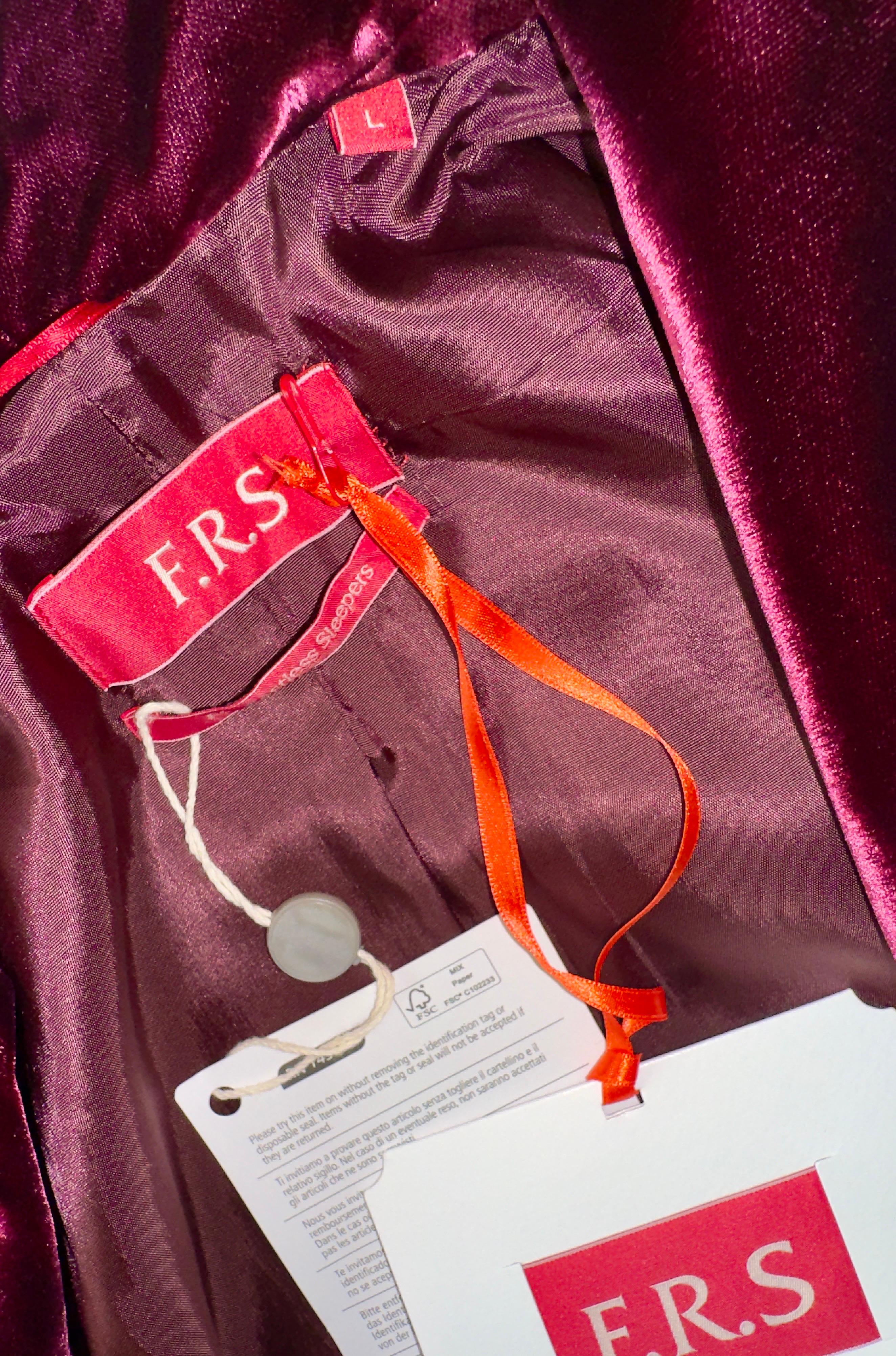 Noir VUE D'ENSEMBLE F.R.S. For Restless Sleepers FRS Burgundy Crimson Velvet Robe Gown L L.L.A. en vente