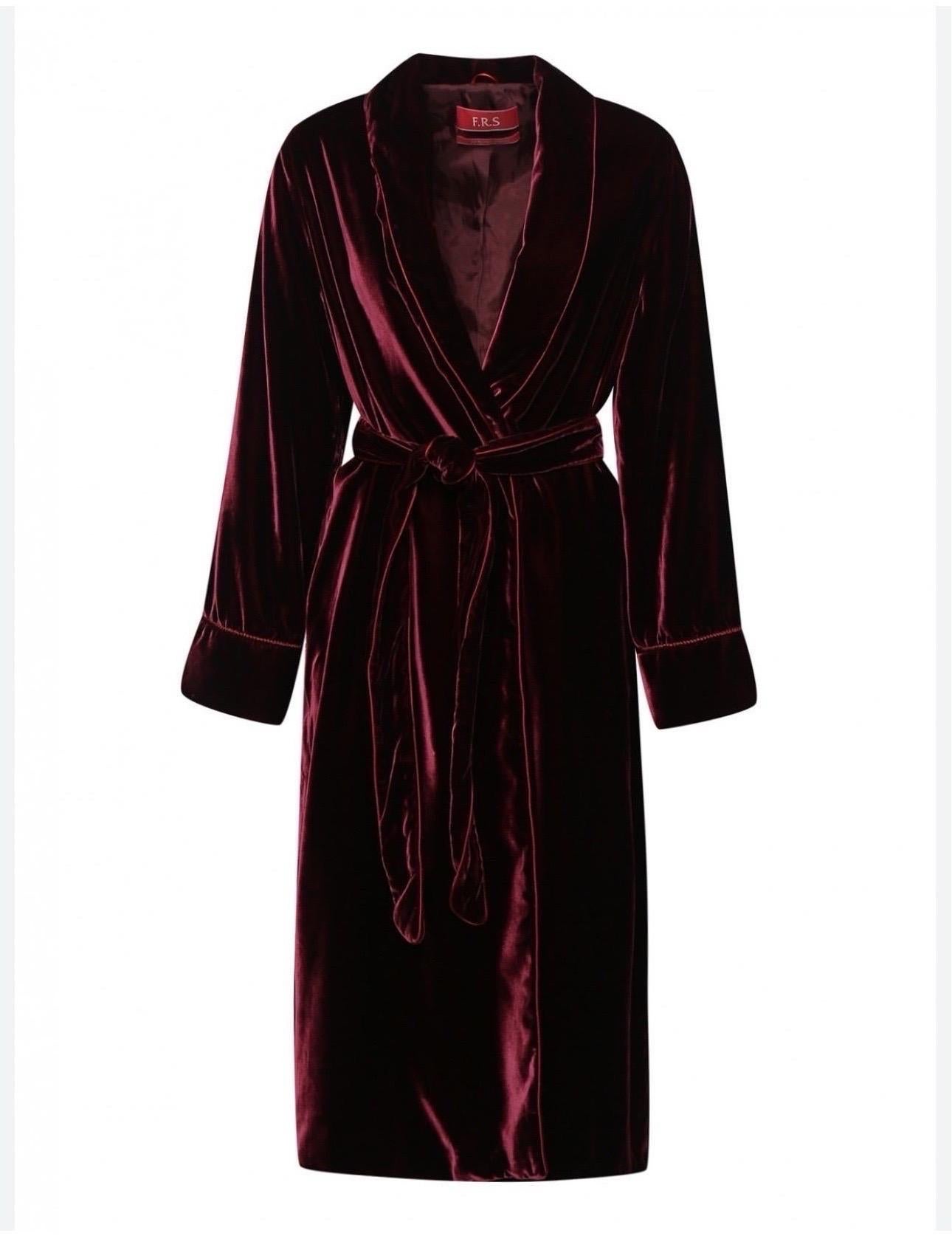 VUE D'ENSEMBLE F.R.S. For Restless Sleepers FRS Burgundy Crimson Velvet Robe Gown L L.L.A. en vente 2